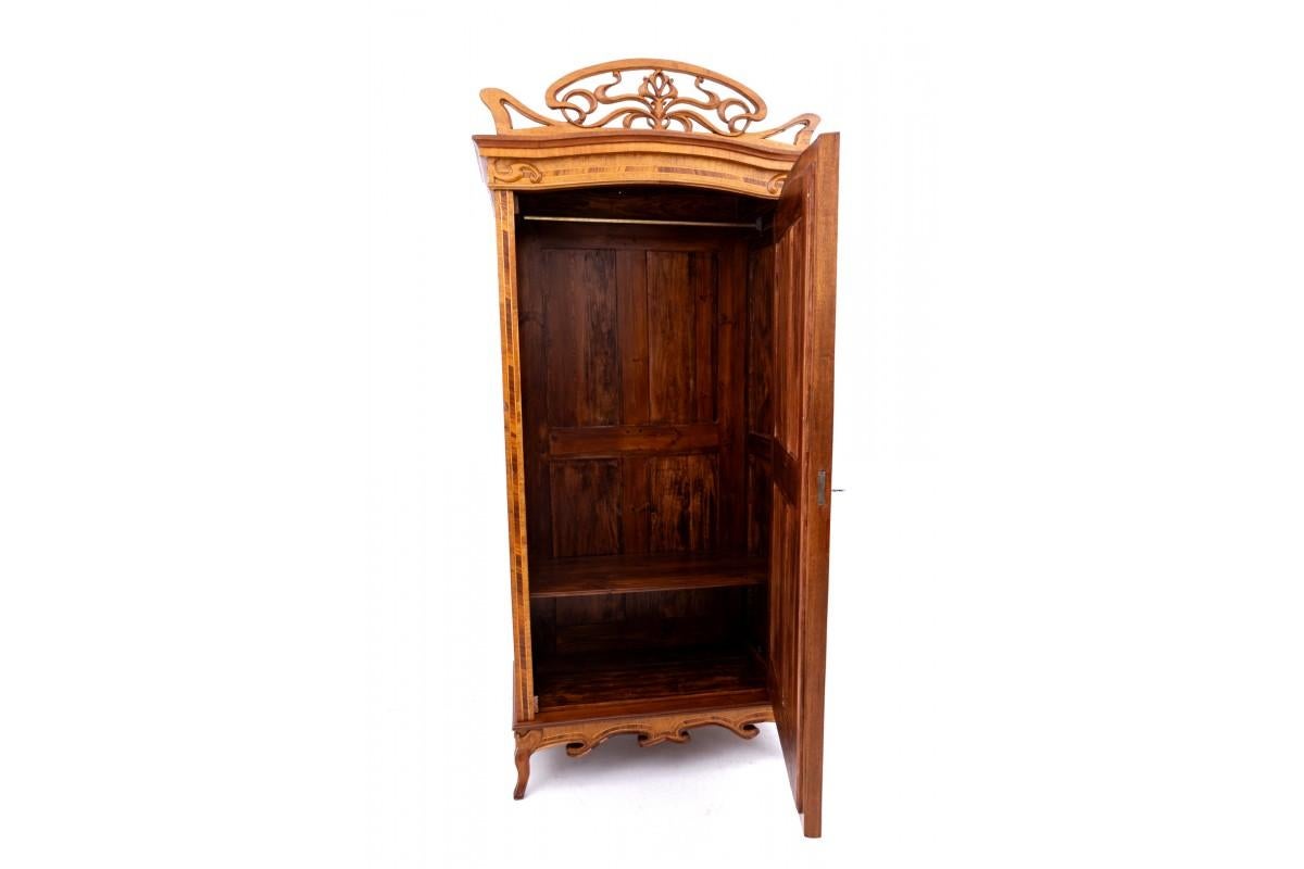 Antique Art Nouveau wardrobe from around 1920, France.

Furniture in very good condition, after professional renovation.

Dimensions: height 250 cm / width 118 cm / depth 66 cm