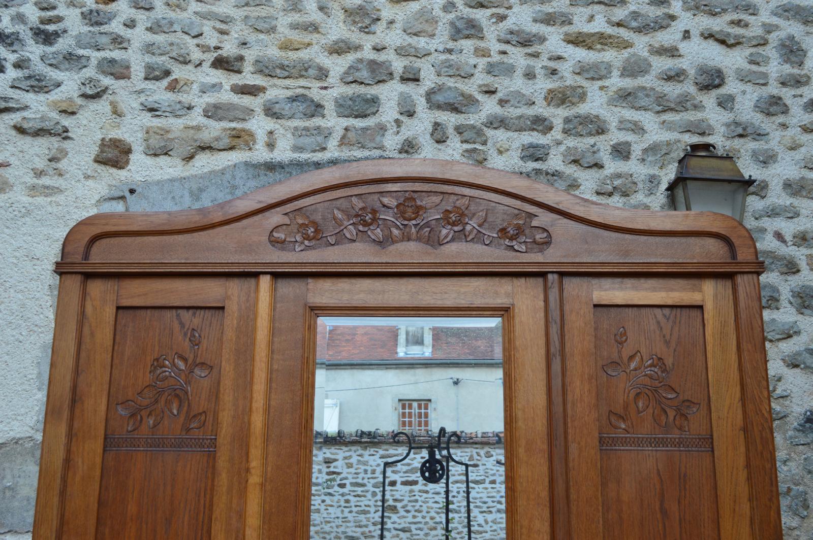 Art Nouveau Wardrobe with Mirror, in Carved Oak, France, circa 1910 In Good Condition In VÉZELAY, FR