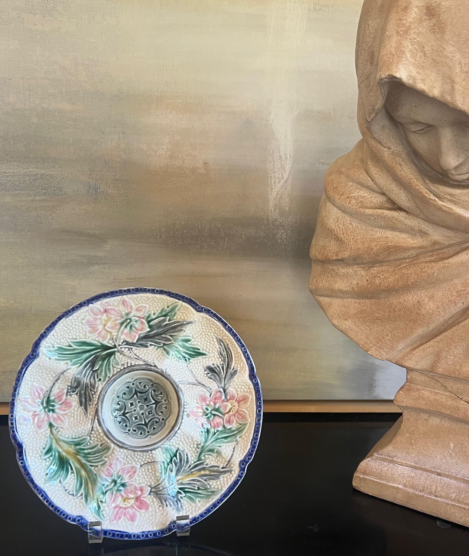 Assiette à huîtres ancienne fabriquée en Belgique par Wasmuel à la fin du 19e siècle. Réalisée dans le style Art nouveau, l'assiette comporte six cavités pour les huîtres, une cavité plus grande pour les biscuits et une cavité centrale pour la sauce