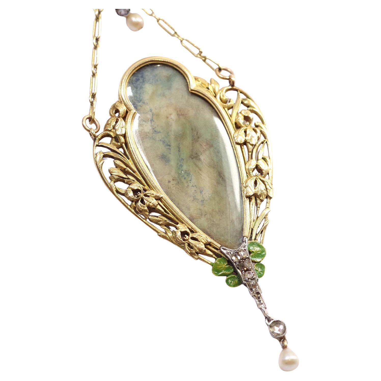 Collar Art Nouveau francés de nenúfares iris en oro amarillo de 18 quilates. Precioso collar Art Nouveau con un colgante que encierra una miniatura en un marco decorado con lirios y nenúfares. La miniatura representa a una mujer fantasmal cerca de