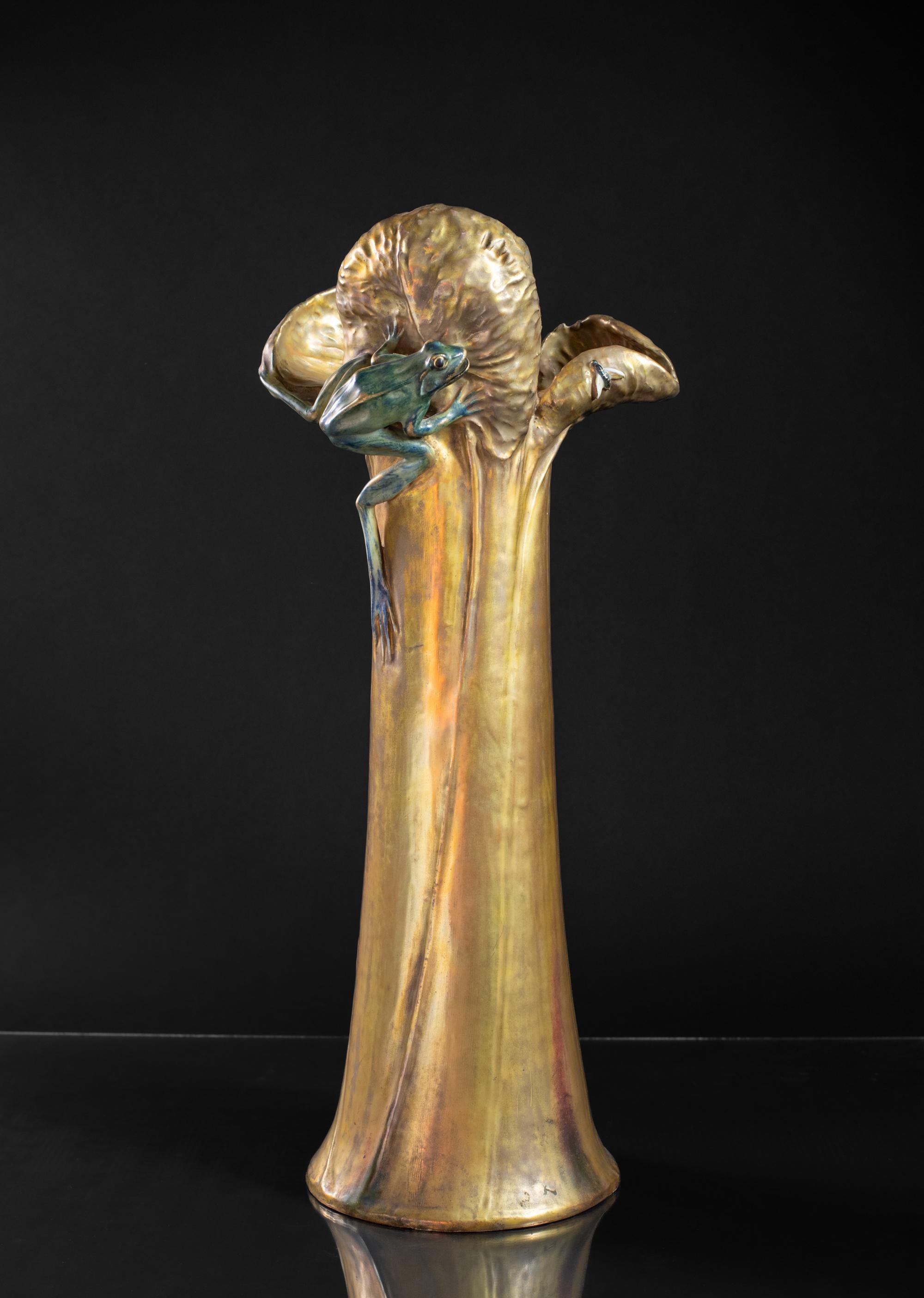 Vase nénuphar Art nouveau avec grenouilles et mouchetures d'eau par Eduard Stellmacher & Co. en vente 3