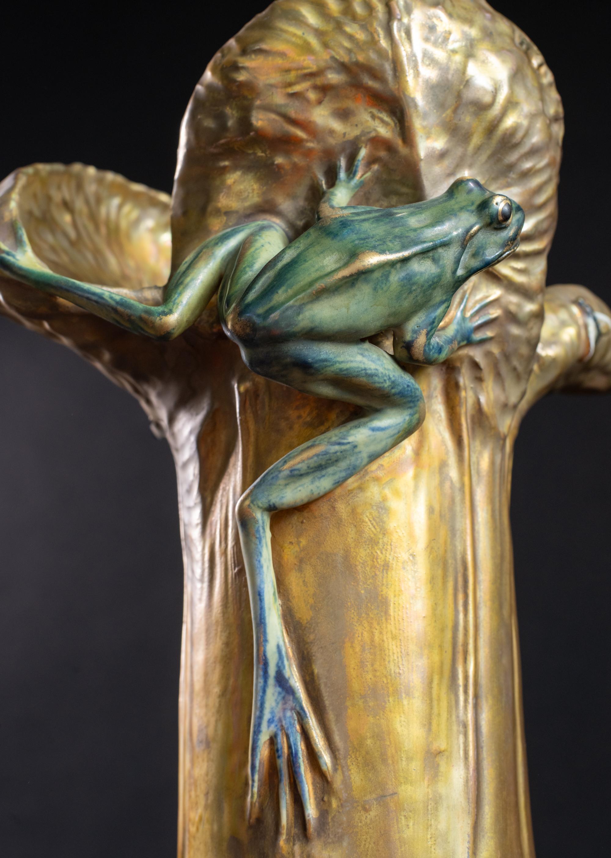 Vase nénuphar Art nouveau avec grenouilles et mouchetures d'eau par Eduard Stellmacher & Co. en vente 5
