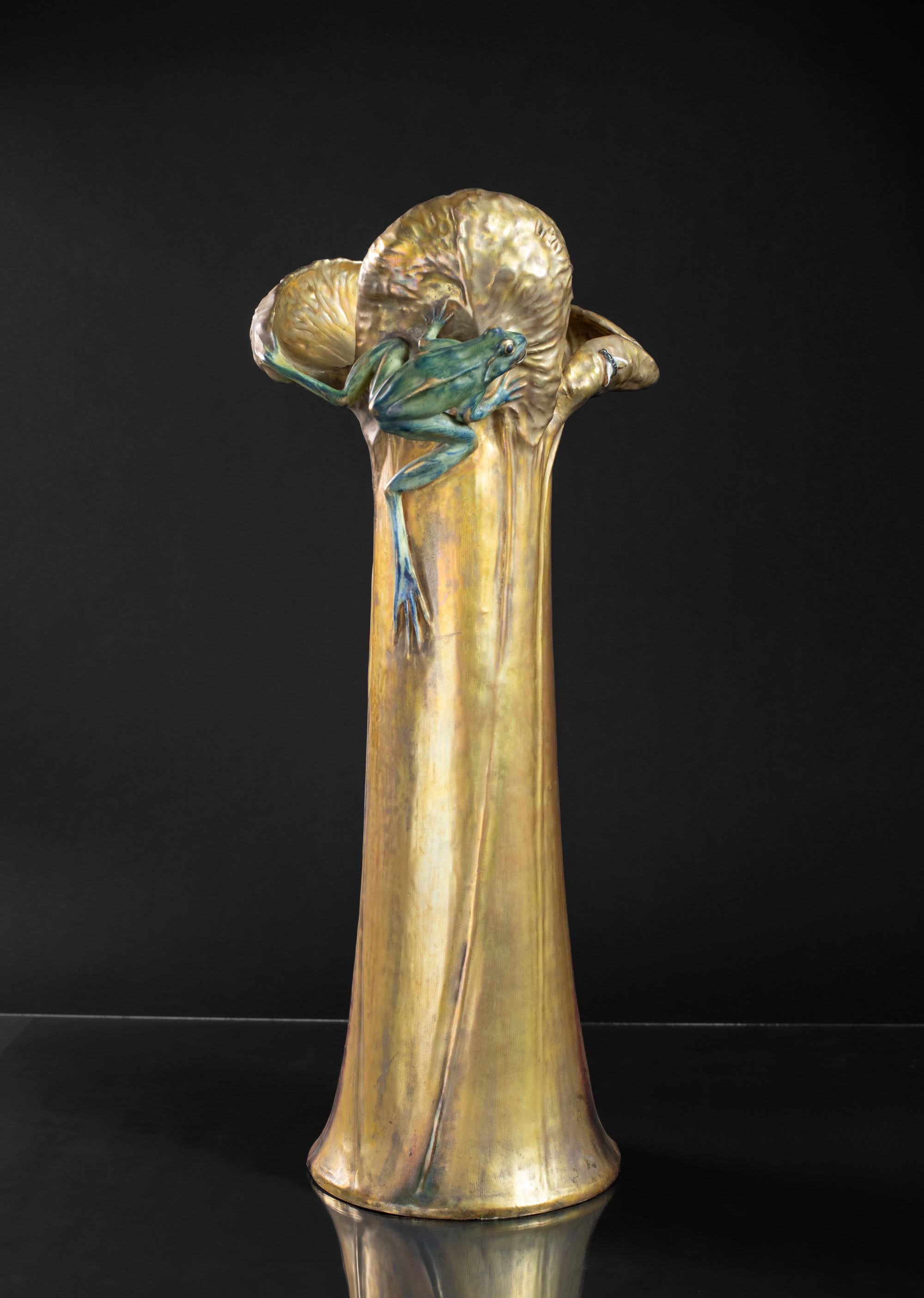 Autrichien Vase nénuphar Art nouveau avec grenouilles et mouchetures d'eau par Eduard Stellmacher & Co. en vente