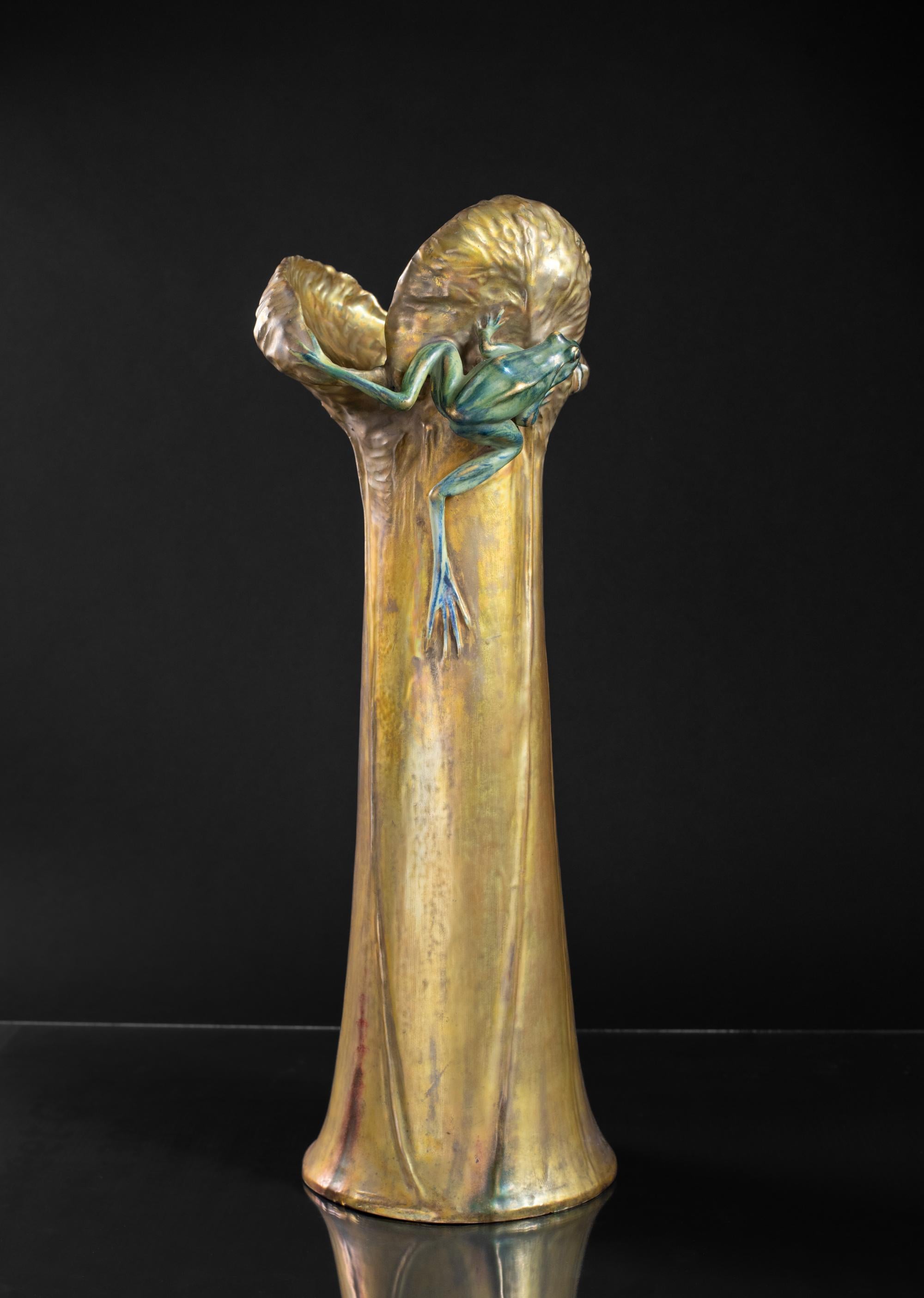 Doré Vase nénuphar Art nouveau avec grenouilles et mouchetures d'eau par Eduard Stellmacher & Co. en vente