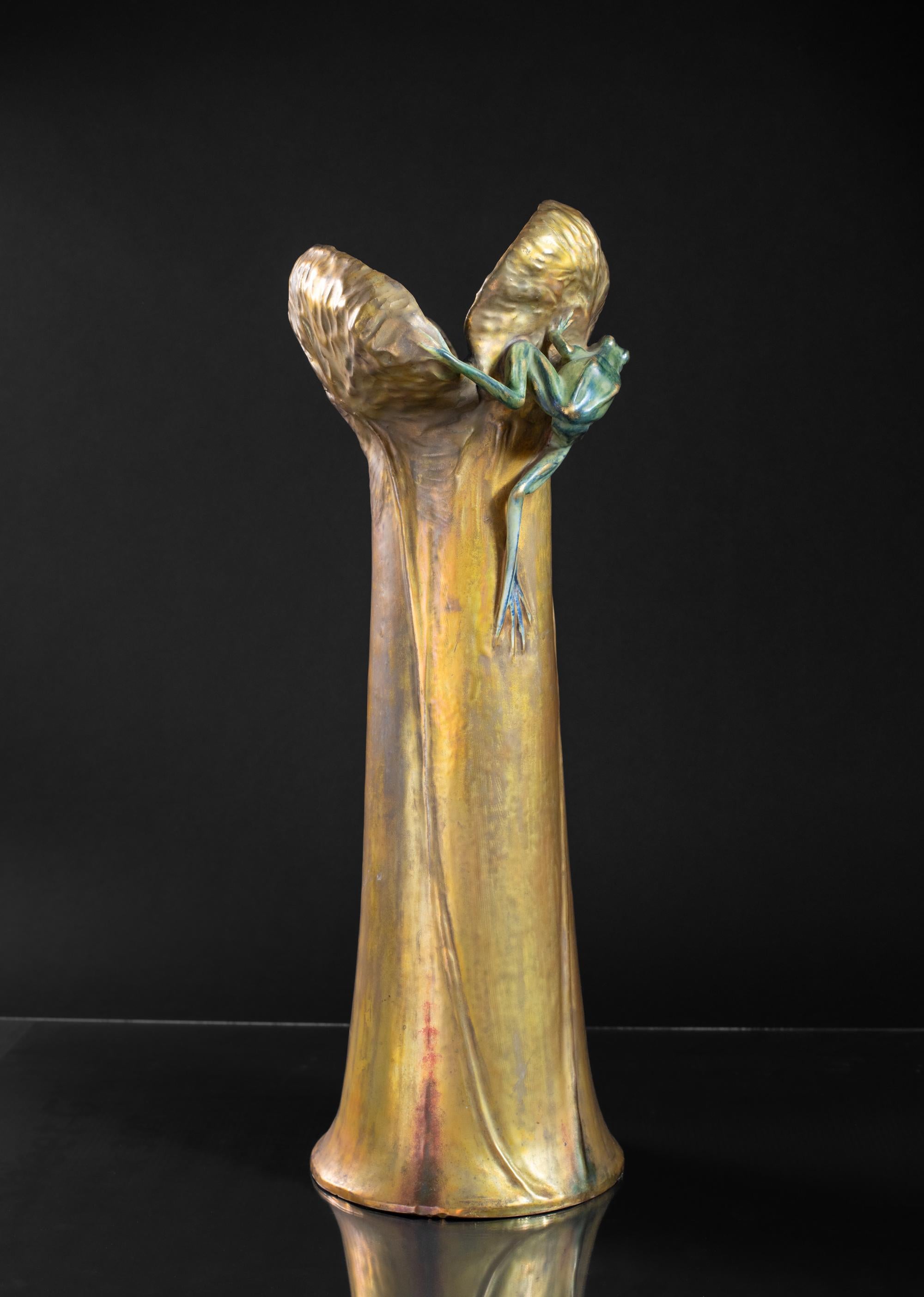 Vase nénuphar Art nouveau avec grenouilles et mouchetures d'eau par Eduard Stellmacher & Co. Excellent état - En vente à Chicago, US
