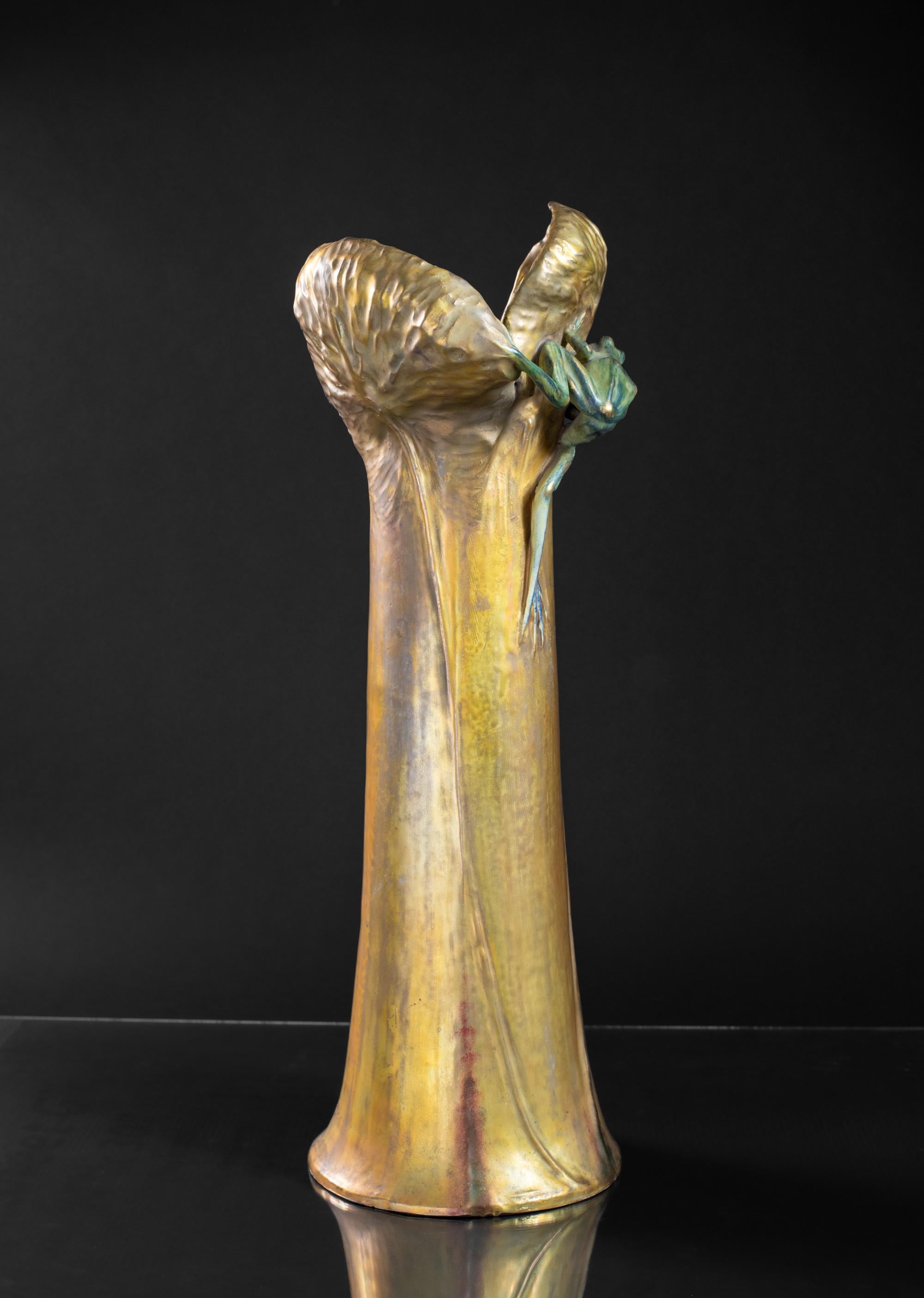 Début du 20ème siècle Vase nénuphar Art nouveau avec grenouilles et mouchetures d'eau par Eduard Stellmacher & Co. en vente