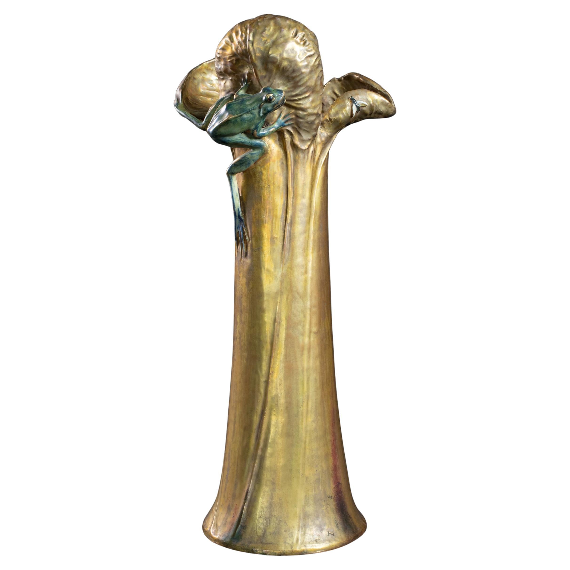 Vase nénuphar Art nouveau avec grenouilles et mouchetures d'eau par Eduard Stellmacher & Co.