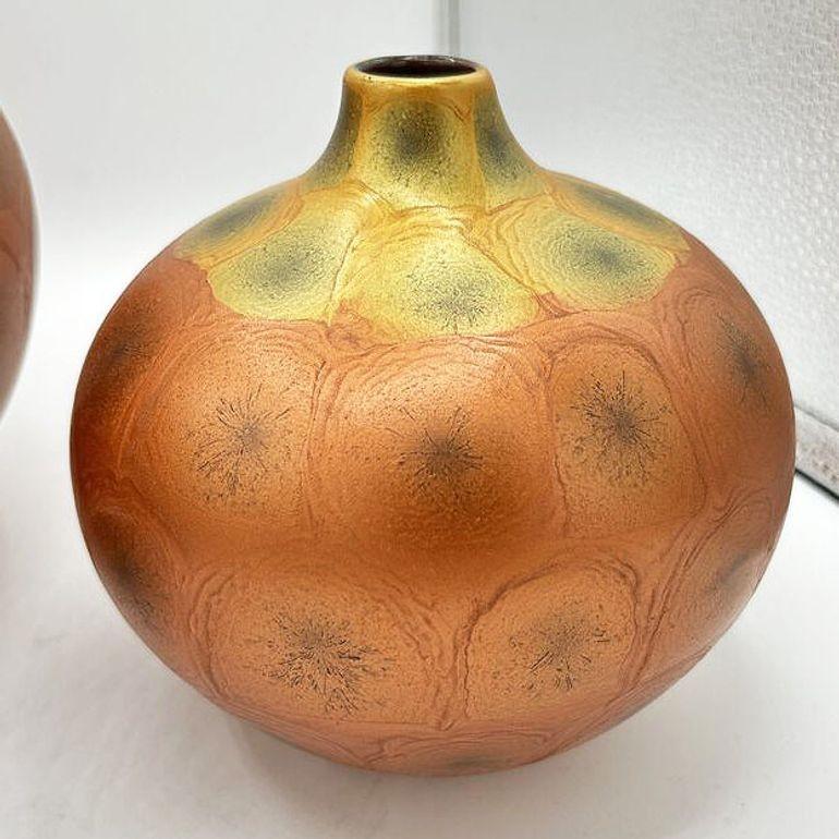 Vaso in stile Art Nouveau Weller in ambra iridescente e oro cotto al raku, coppia in vendita 11
