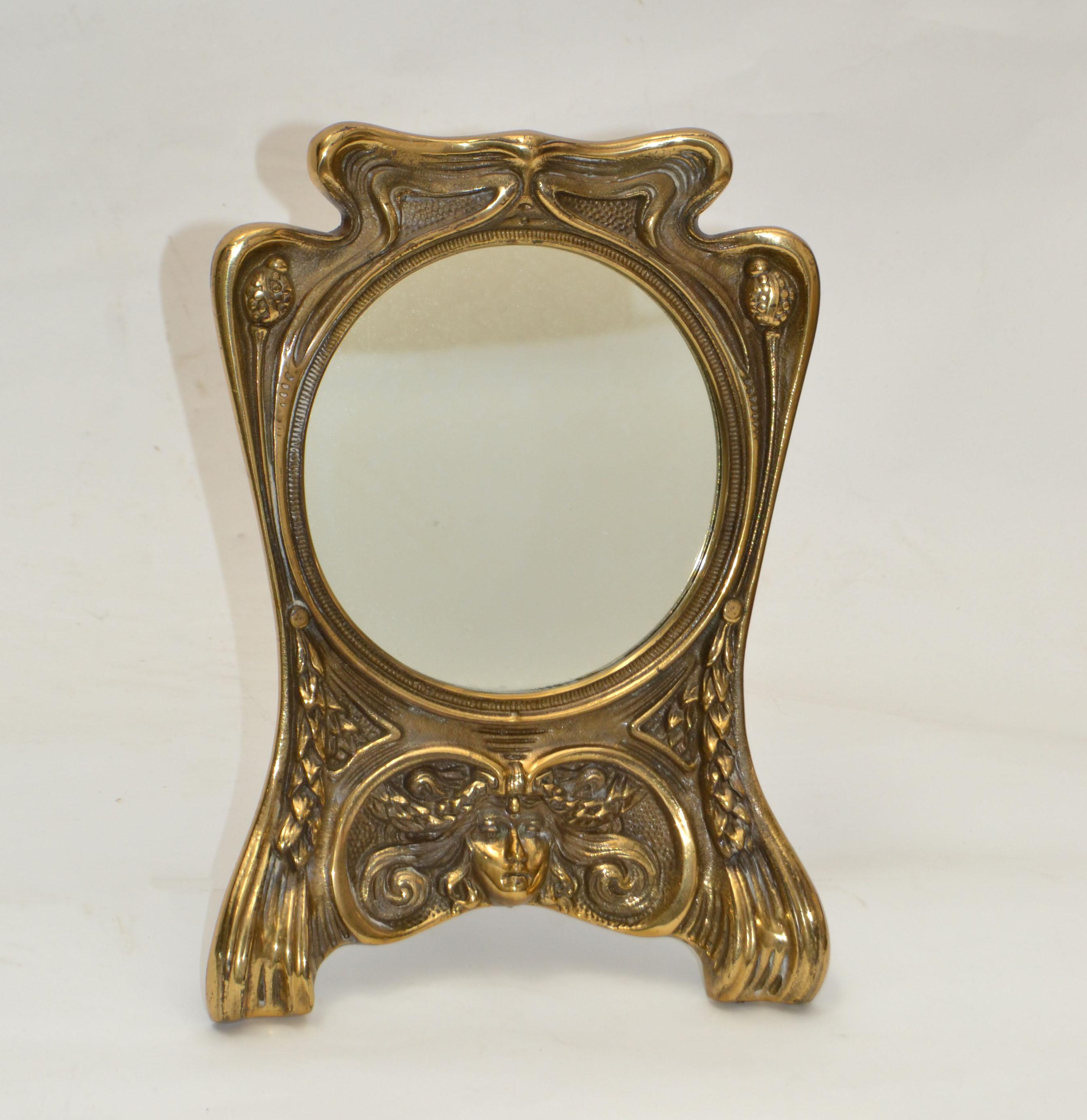 Art Nouveau Skurrile Handcrafted Golden Bronze Tisch Spiegel Vanity Spiegel 1940 (Art nouveau) im Angebot