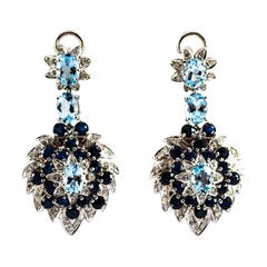 Clips d'oreilles Art Nouveau en or blanc, diamants blancs, saphirs bleus et aigue-marines