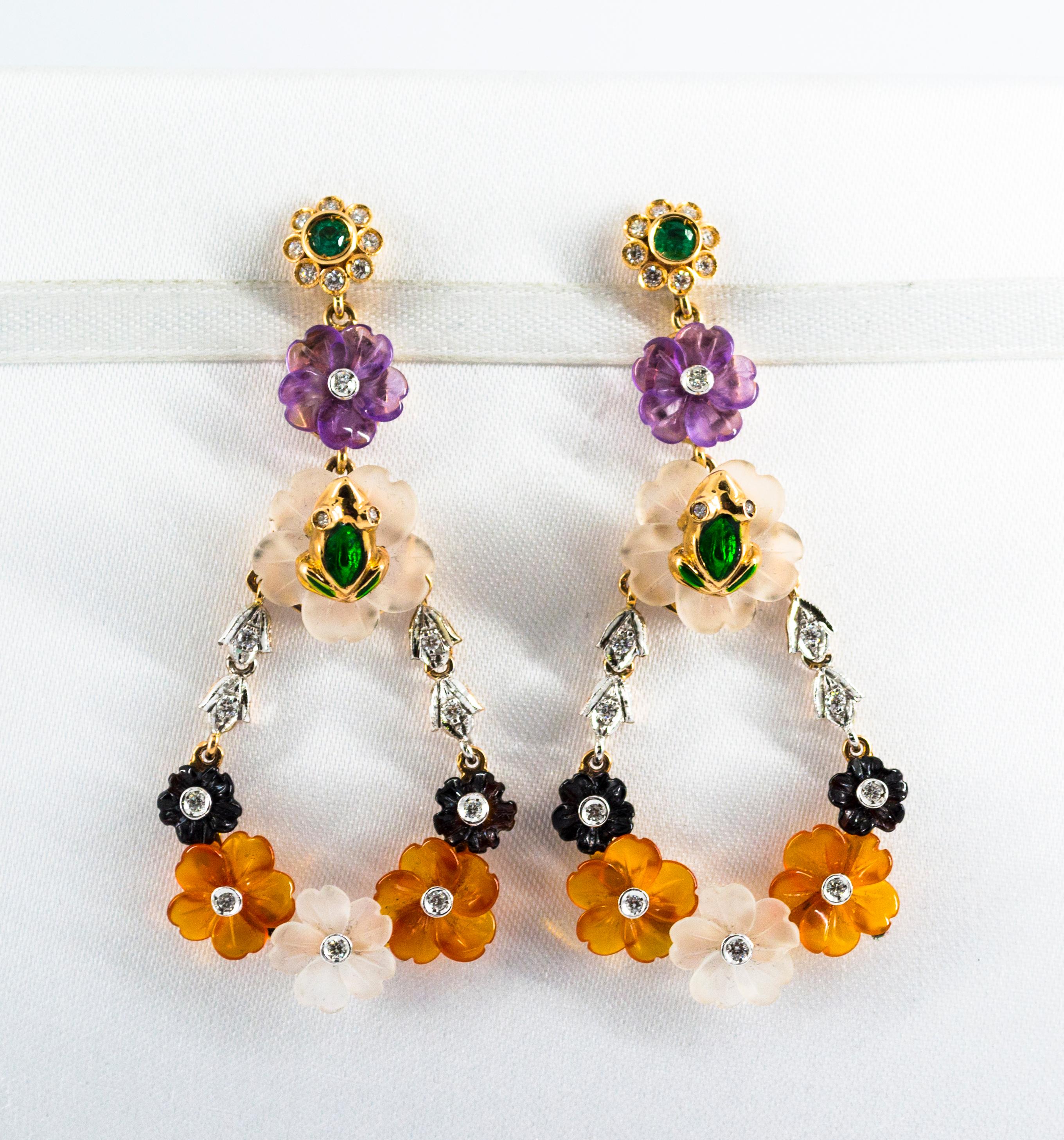 Taglio brillante Orecchini Art Nouveau con diamante bianco, smeraldo, agata, ametista e fiori in oro giallo in vendita