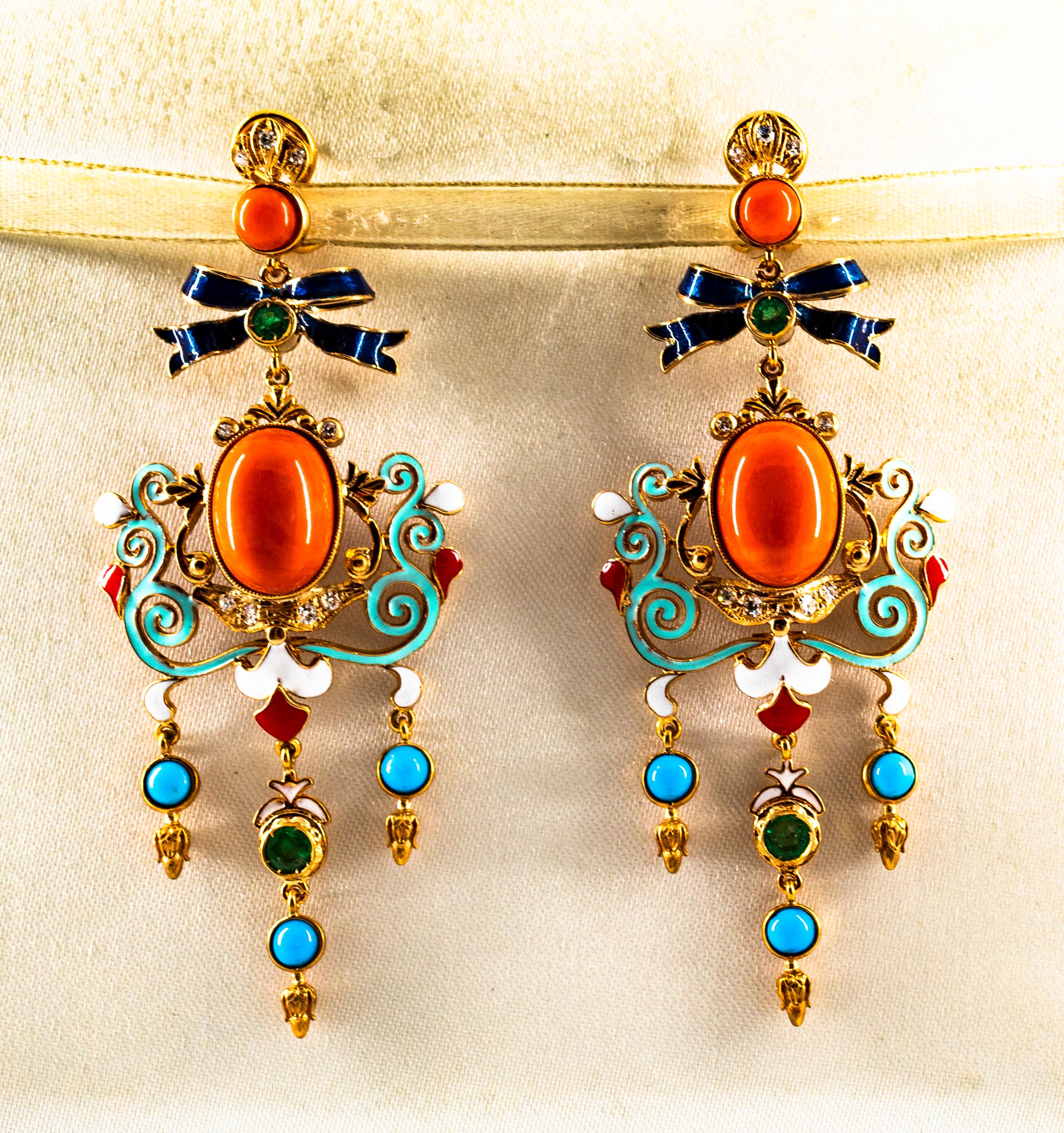 Ohrclips im Jugendstil mit weißen Diamanten, Smaragden, Korallen und Türkis aus Gelbgold (Art nouveau) im Angebot