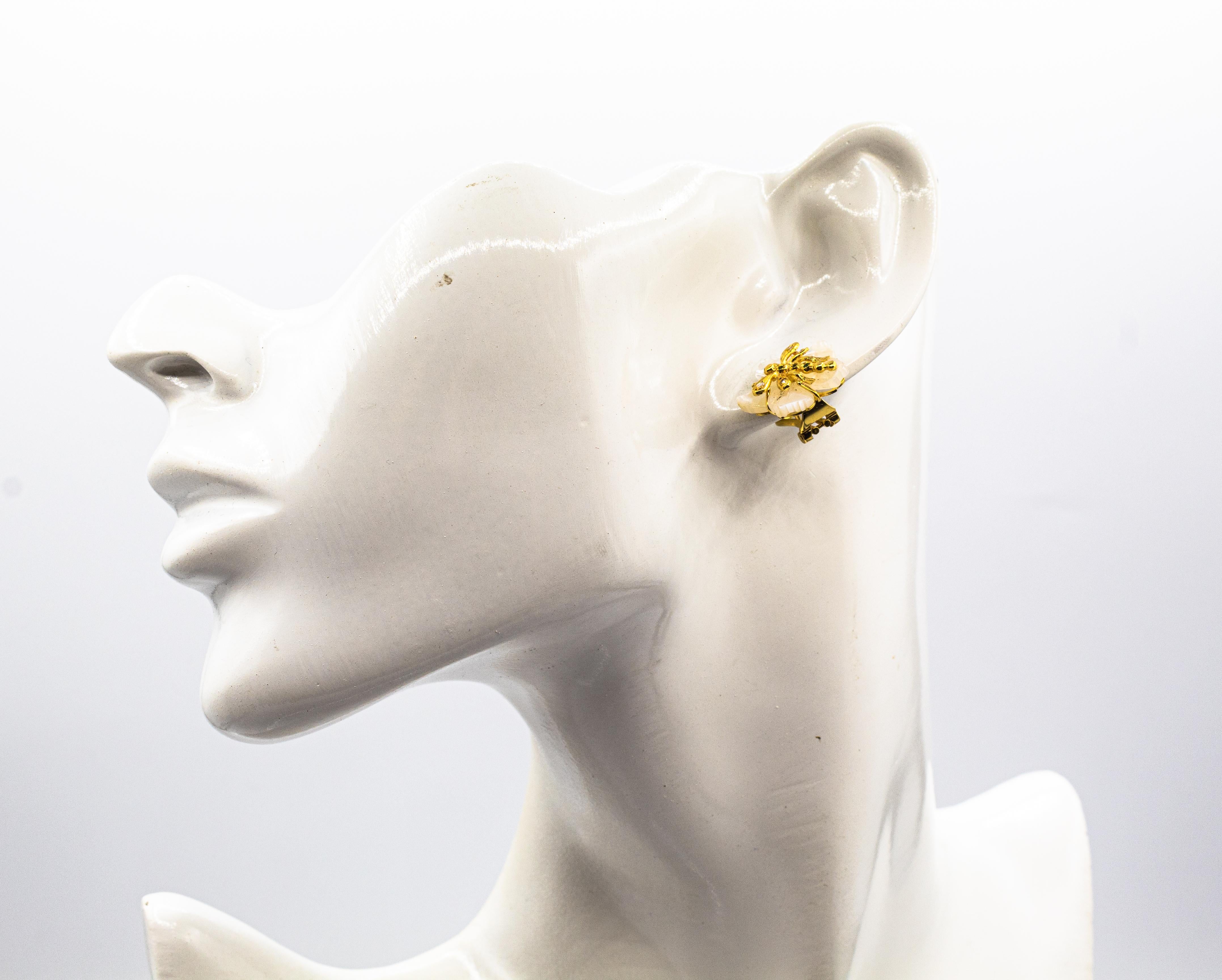 Boucles d'oreilles Art Nouveau fleurs en or jaune avec diamants blancs, émeraudes et nacre en vente 7