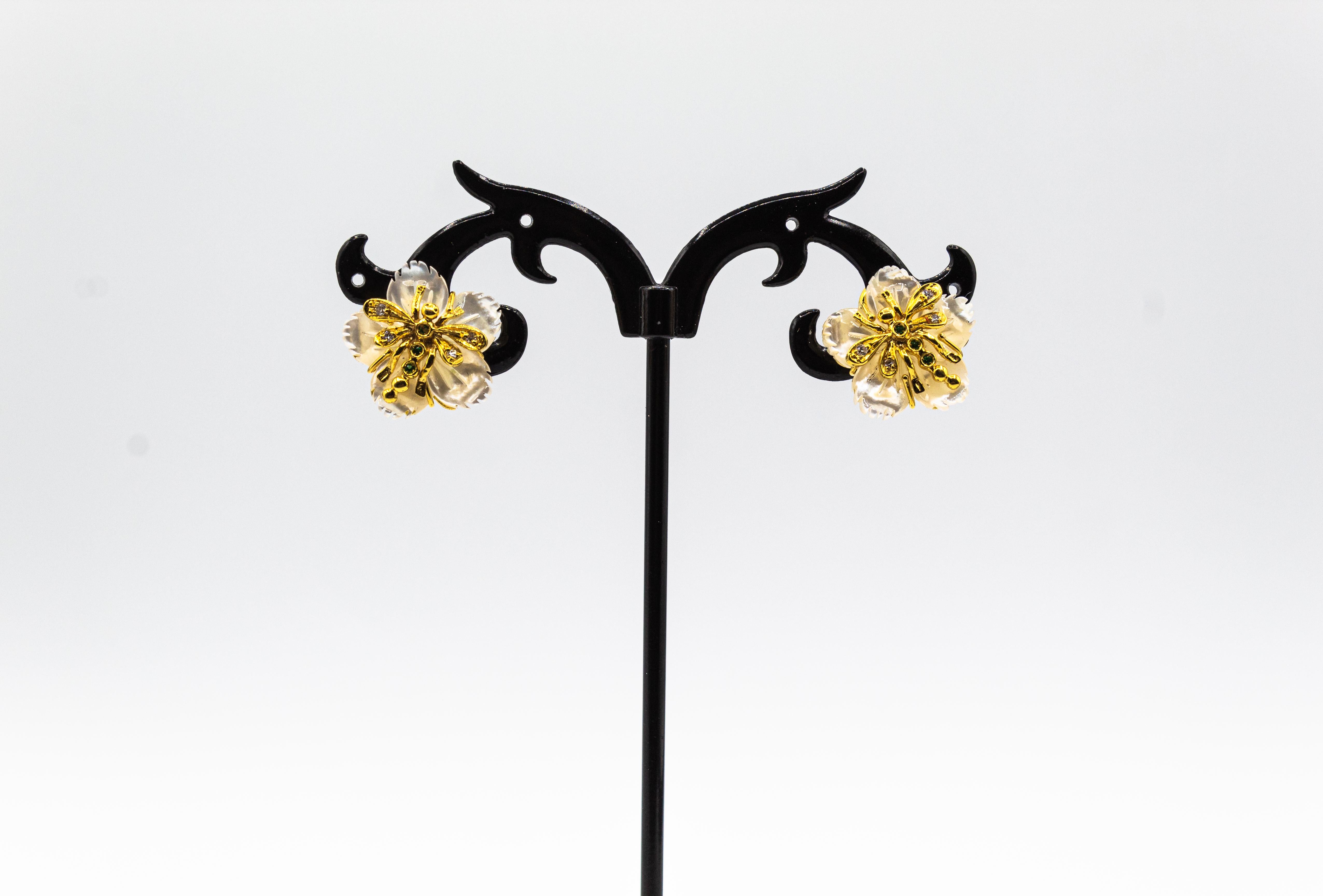 Taille brillant Boucles d'oreilles Art Nouveau fleurs en or jaune avec diamants blancs, émeraudes et nacre en vente