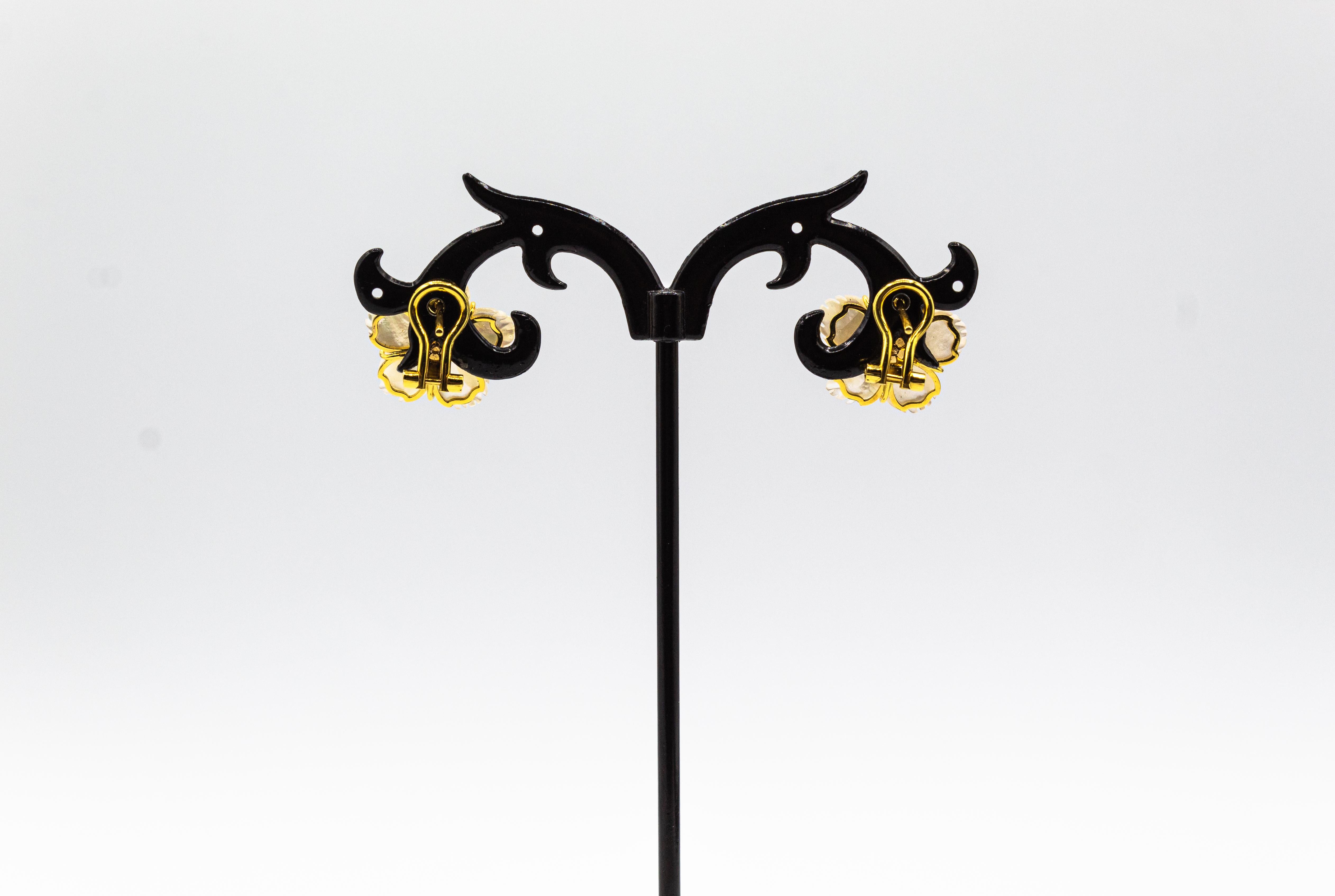 Boucles d'oreilles Art Nouveau fleurs en or jaune avec diamants blancs, émeraudes et nacre Unisexe en vente