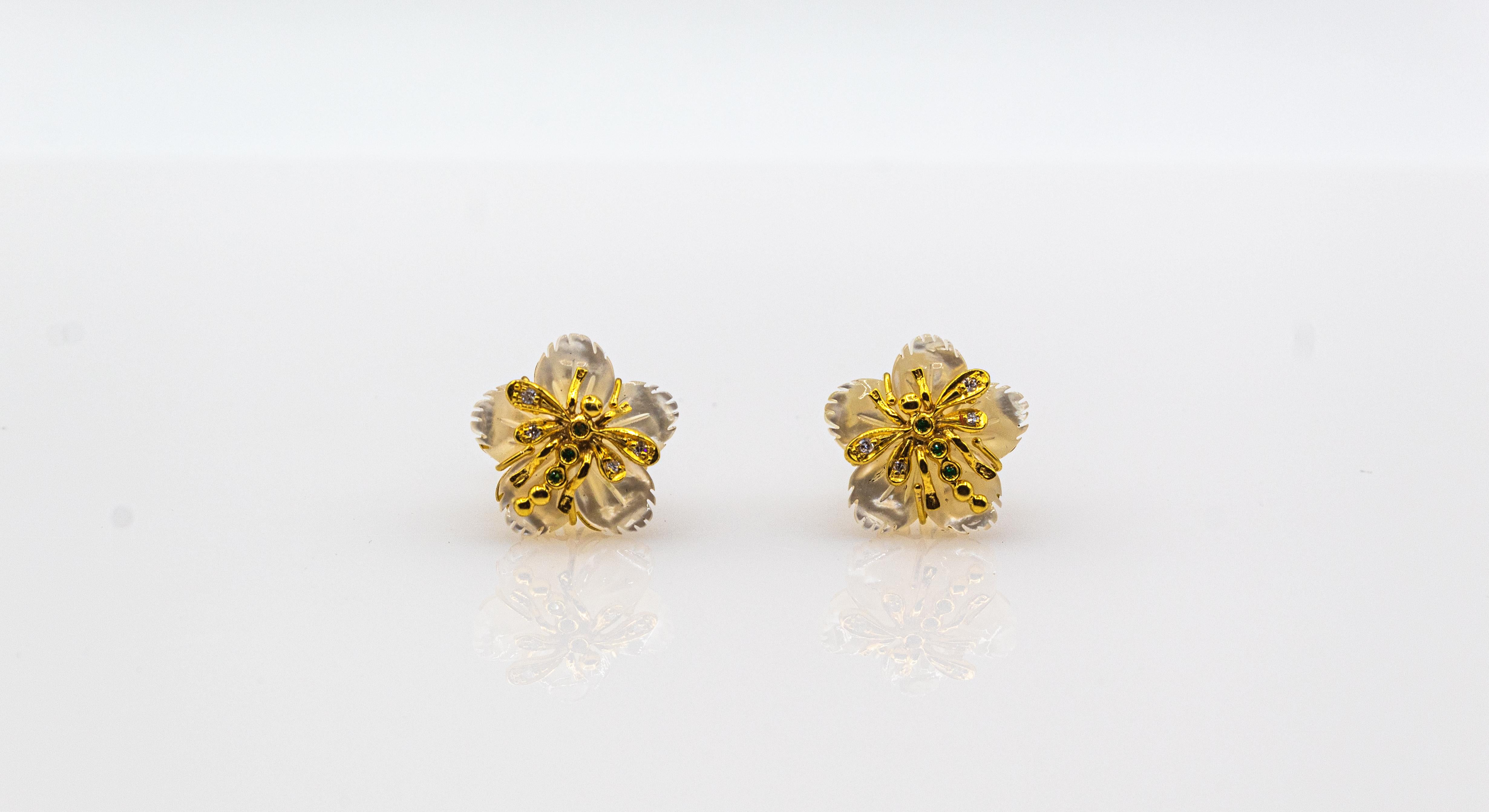 Boucles d'oreilles Art Nouveau fleurs en or jaune avec diamants blancs, émeraudes et nacre en vente 2