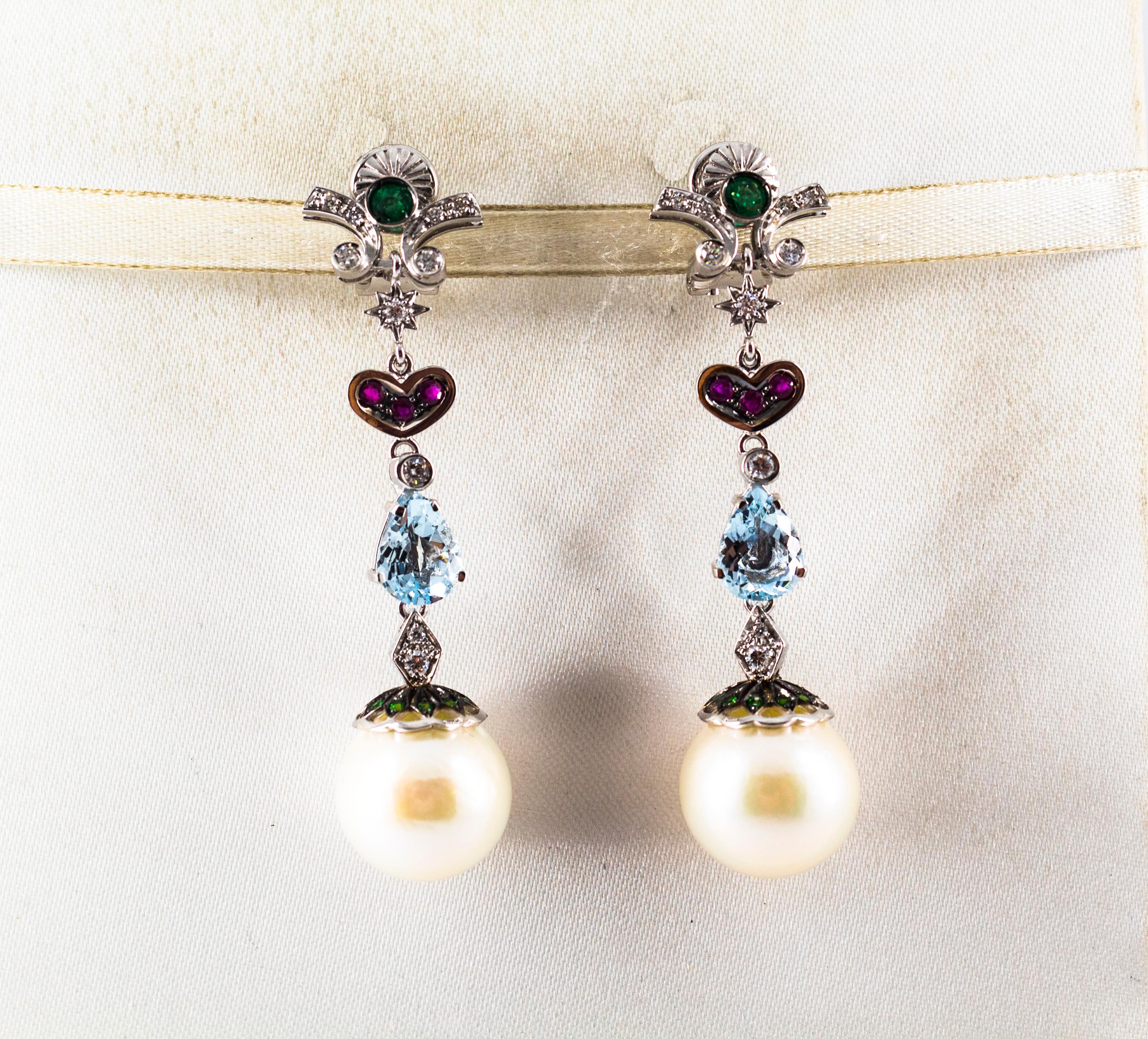 Ces boucles d'oreilles à clip sont fabriquées en or blanc 18K.
Ces boucles d'oreilles contiennent 0,35 carats de diamants blancs.
Ces boucles d'oreilles contiennent 0,62 carats d'émeraudes.
Ces boucles d'oreilles contiennent 0,18 carats de