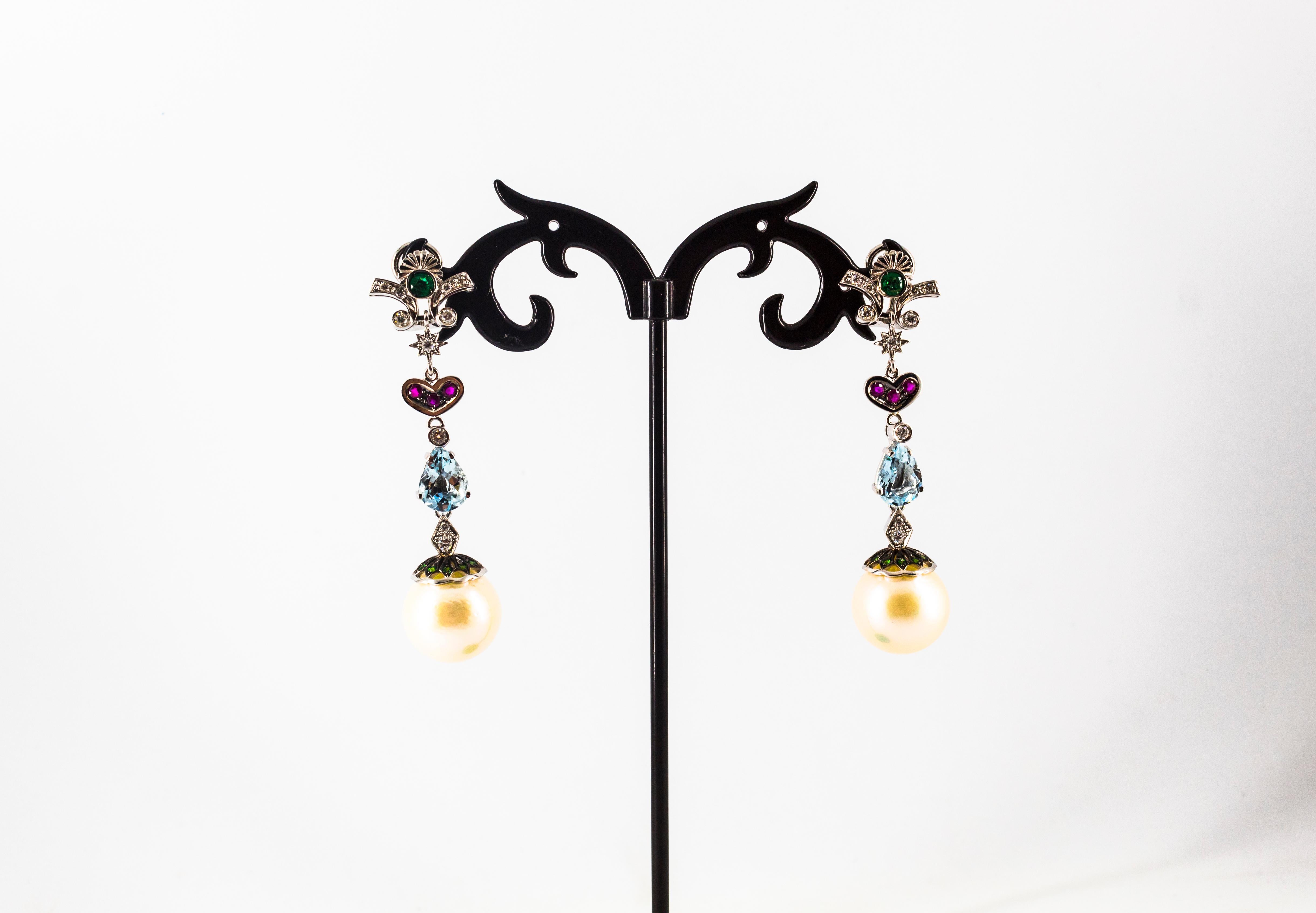 Boucles d'oreilles pendantes Art Nouveau en or blanc, diamant blanc, émeraude, rubis, aigue-marine et perle en vente 3