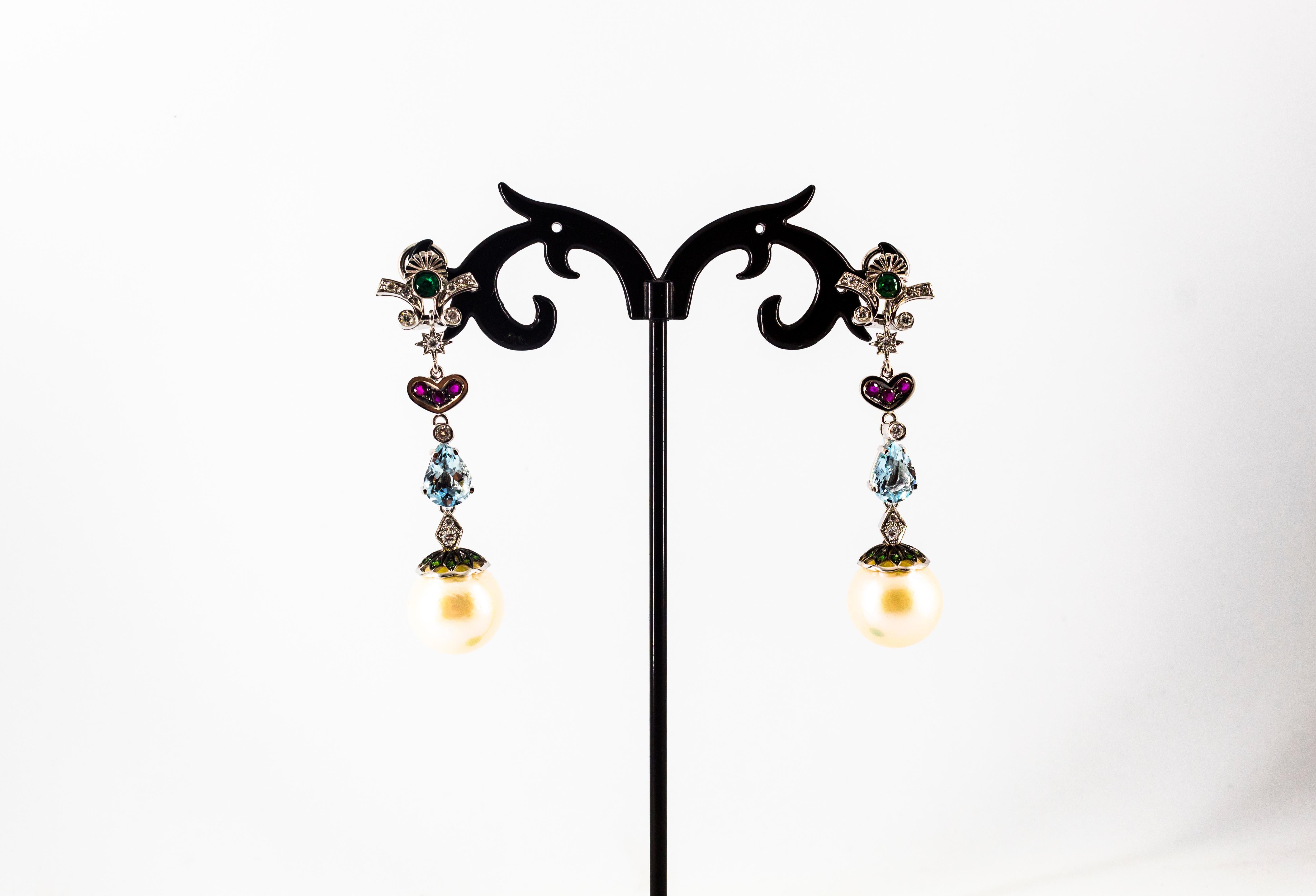 Boucles d'oreilles pendantes Art Nouveau en or blanc, diamant blanc, émeraude, rubis, aigue-marine et perle en vente 4