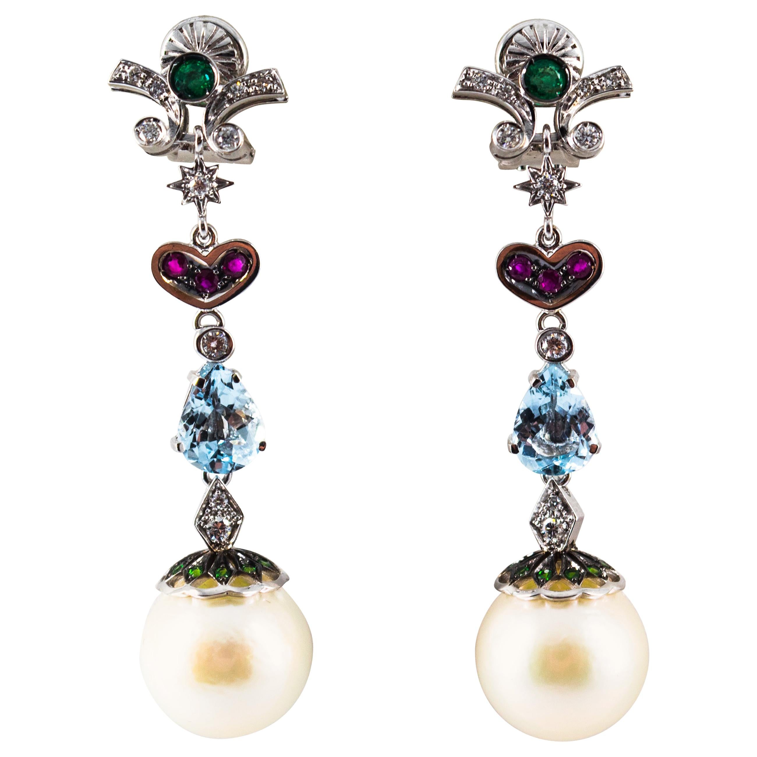 Boucles d'oreilles pendantes Art Nouveau en or blanc, diamant blanc, émeraude, rubis, aigue-marine et perle