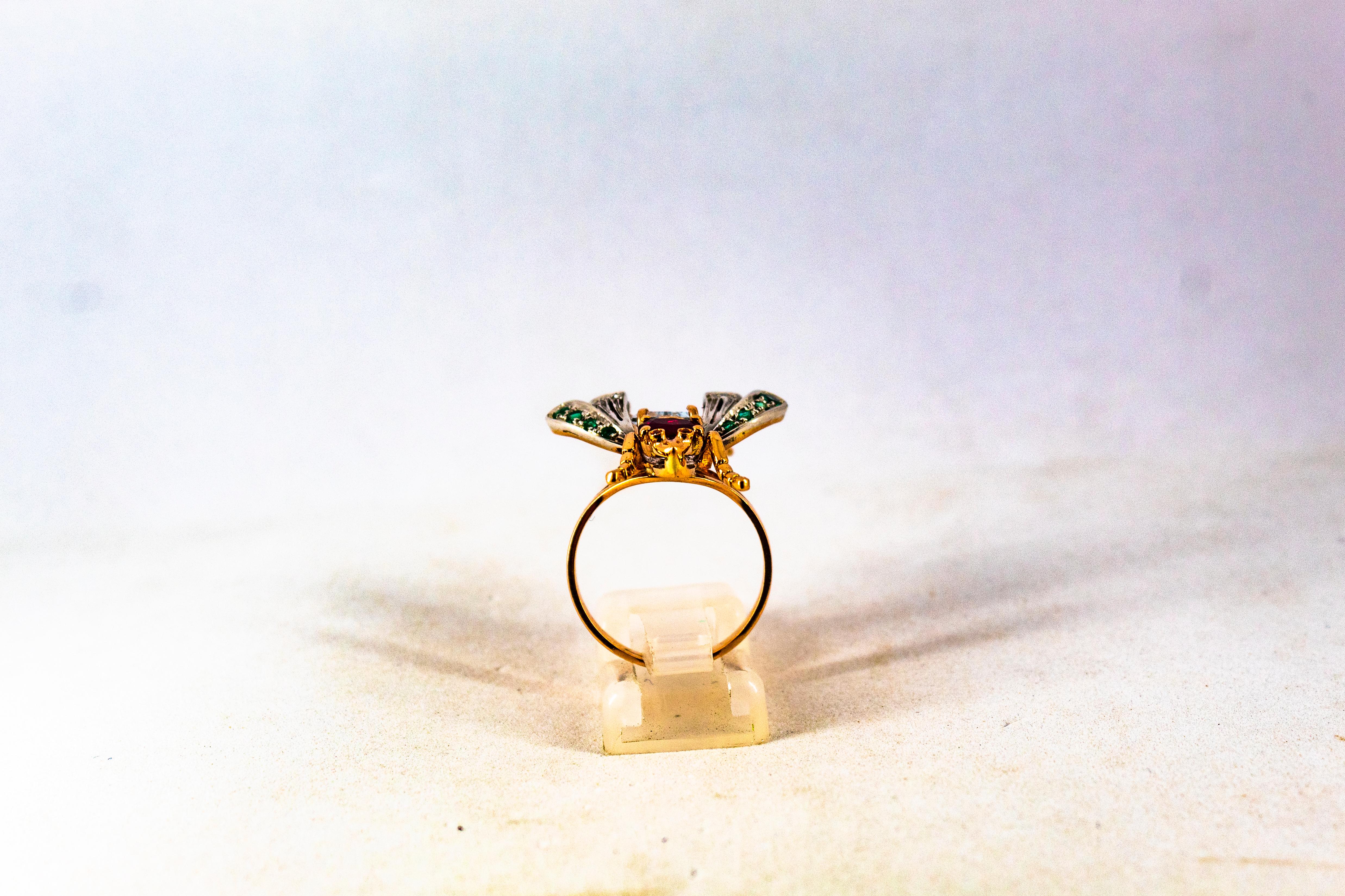 Bague cocktail Art Nouveau en or jaune avec diamant blanc, émeraude, rubis et aigue-marine Neuf - En vente à Naples, IT