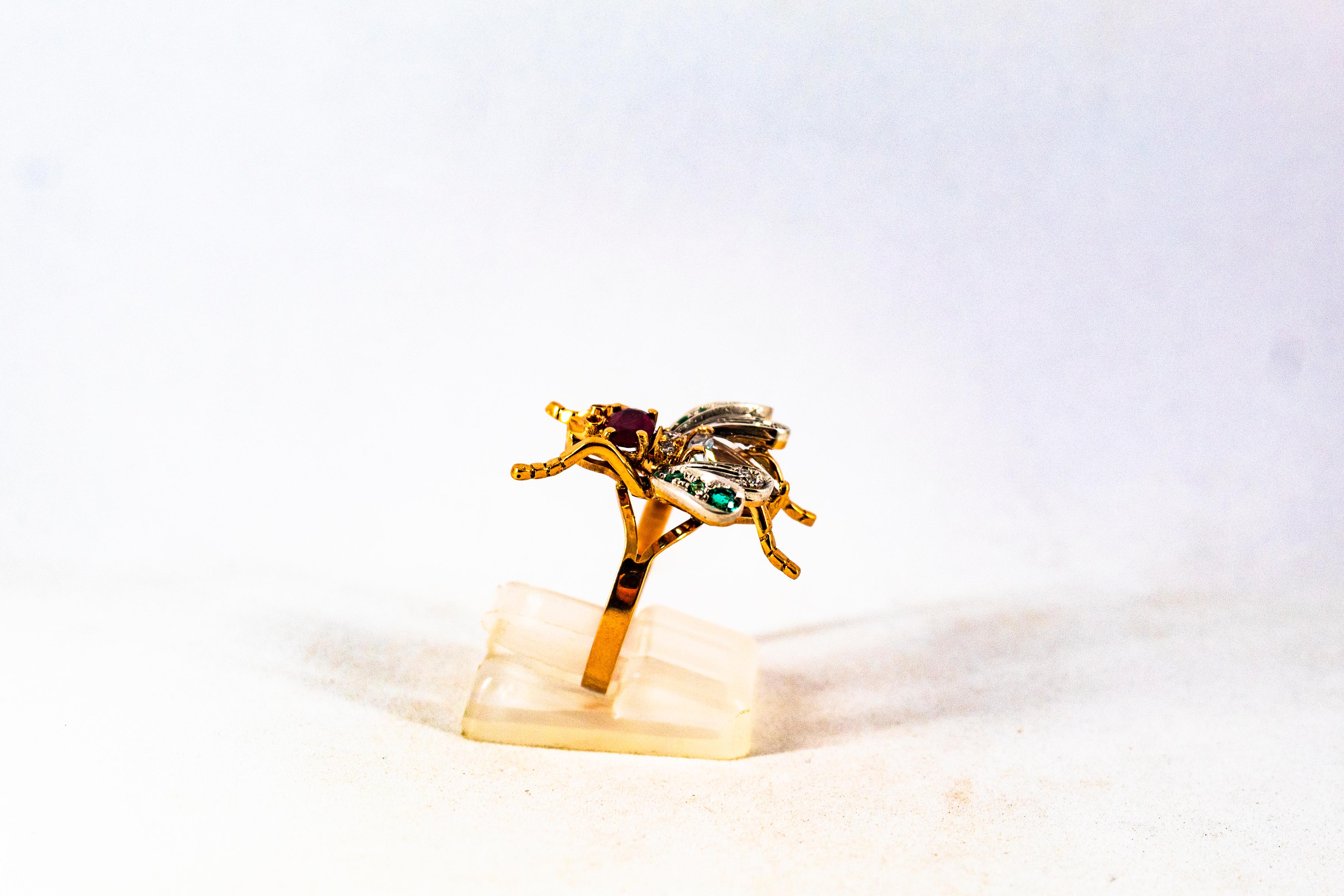 Bague cocktail Art Nouveau en or jaune avec diamant blanc, émeraude, rubis et aigue-marine Unisexe en vente