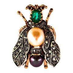 Jugendstil-Cocktailring „Cicada“ mit weißem Diamant, Smaragd, Rubin und Perle aus Gelbgold