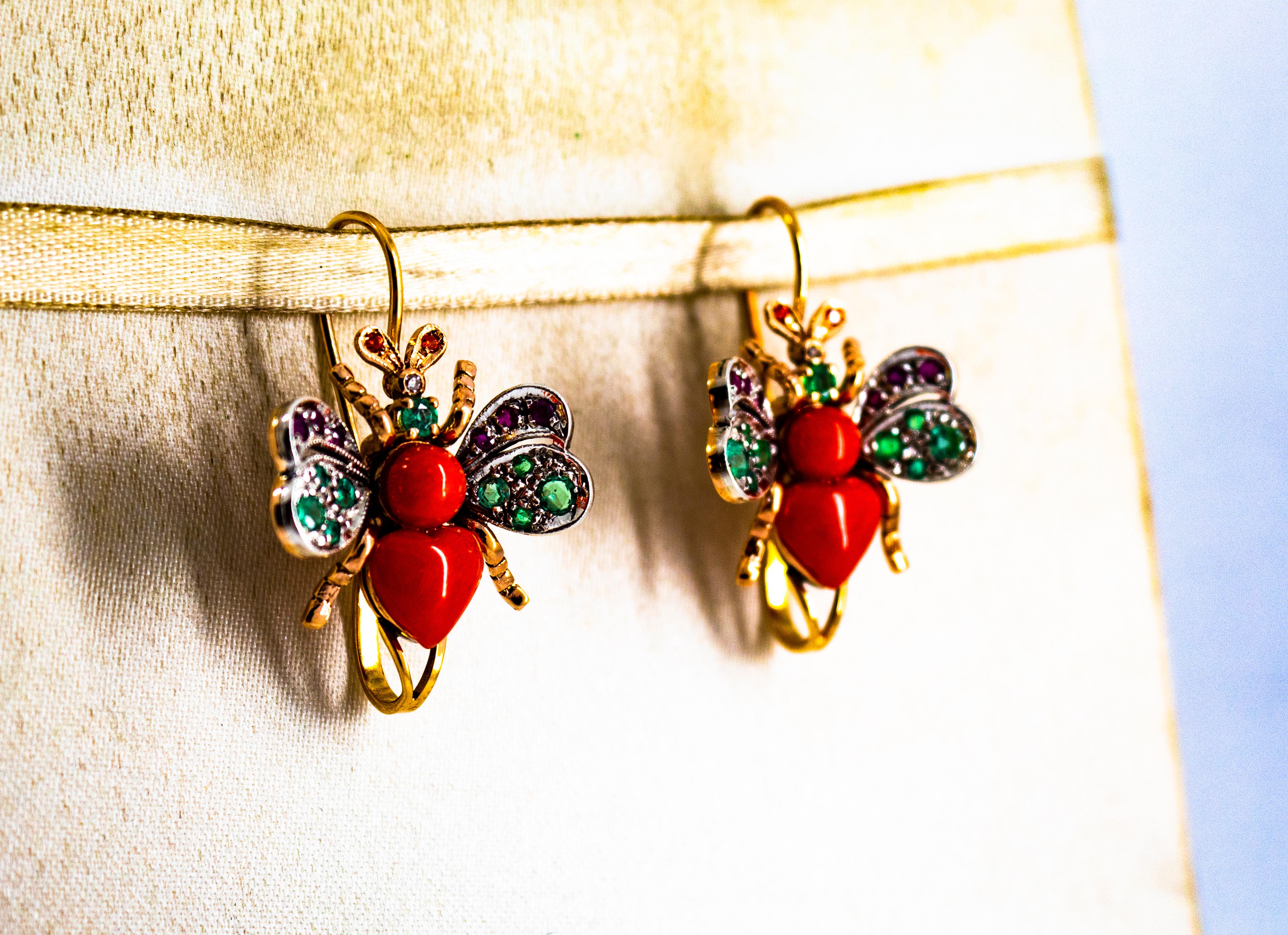 Taglio brillante Orecchini a leva in oro giallo con diamante bianco e smeraldo, rubino rosso e corallo. in vendita