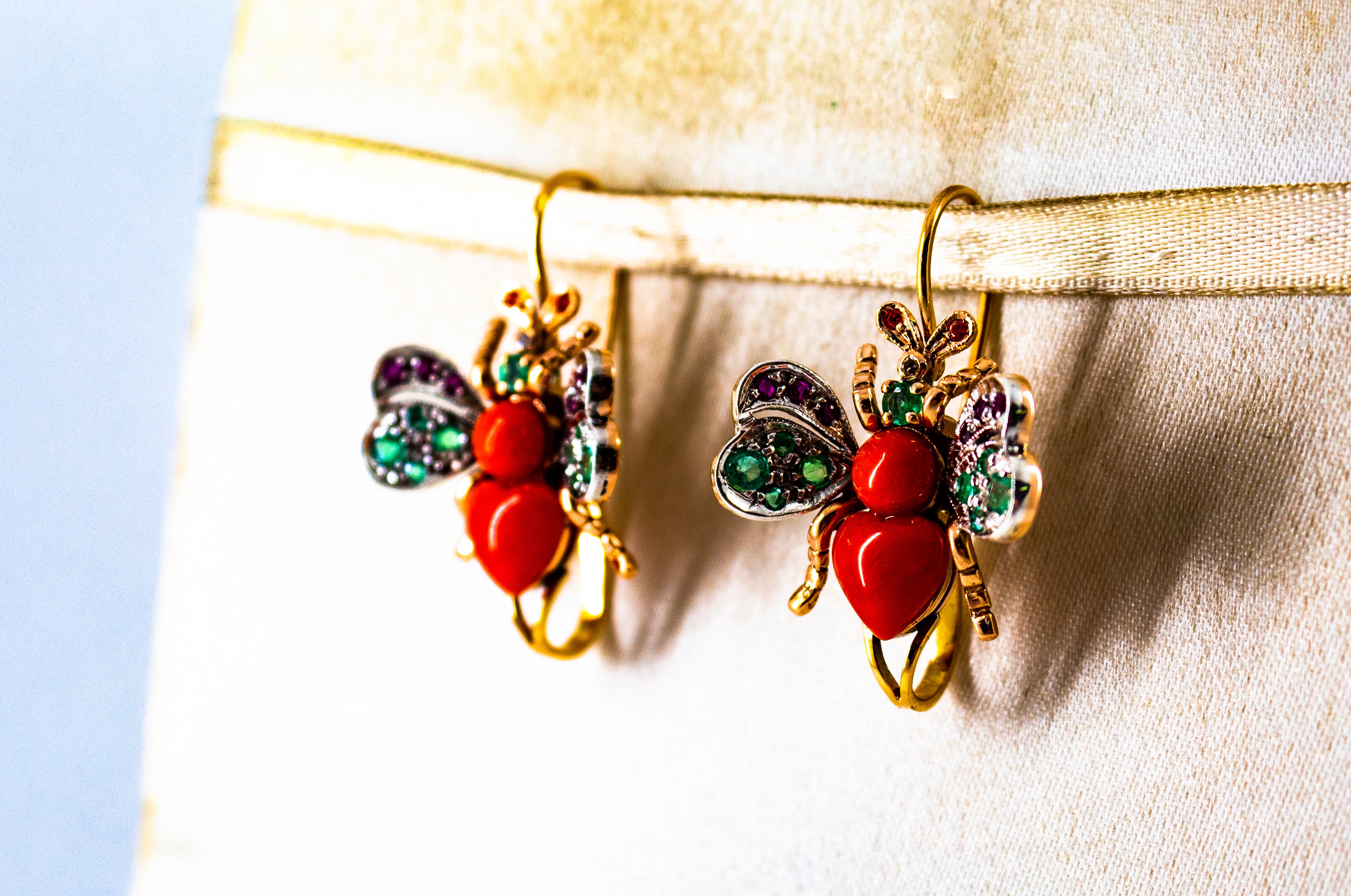Orecchini a leva in oro giallo con diamante bianco e smeraldo, rubino rosso e corallo. In condizioni Nuovo in vendita a Naples, IT