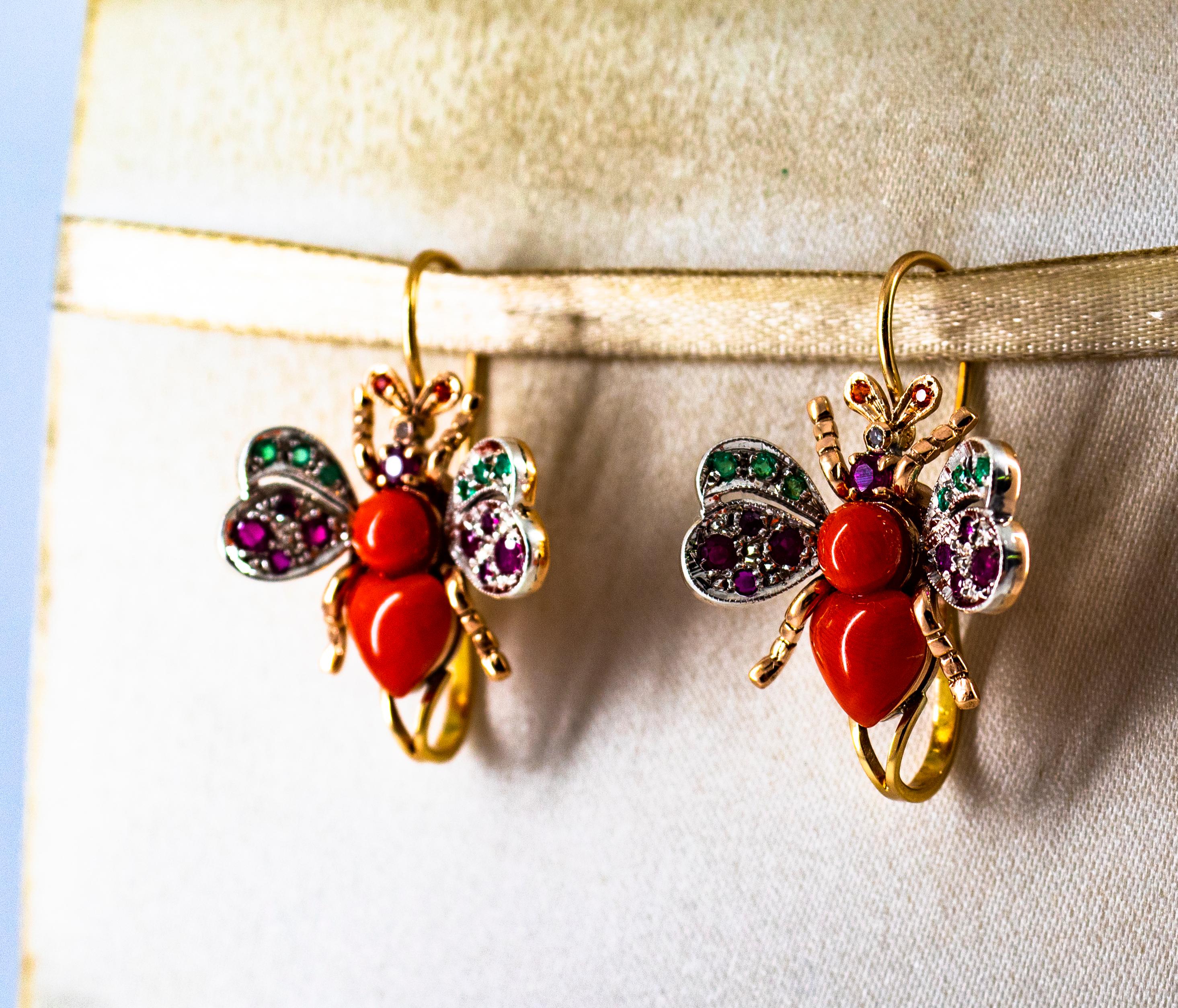 Boucles d'oreilles à levier Art Nouveau en or jaune avec diamants blancs, émeraudes, rubis, corail rouge Unisexe en vente