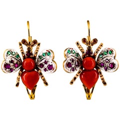Art Nouveau Pendientes de oro amarillo con diamante blanco esmeralda rubí coral rojo