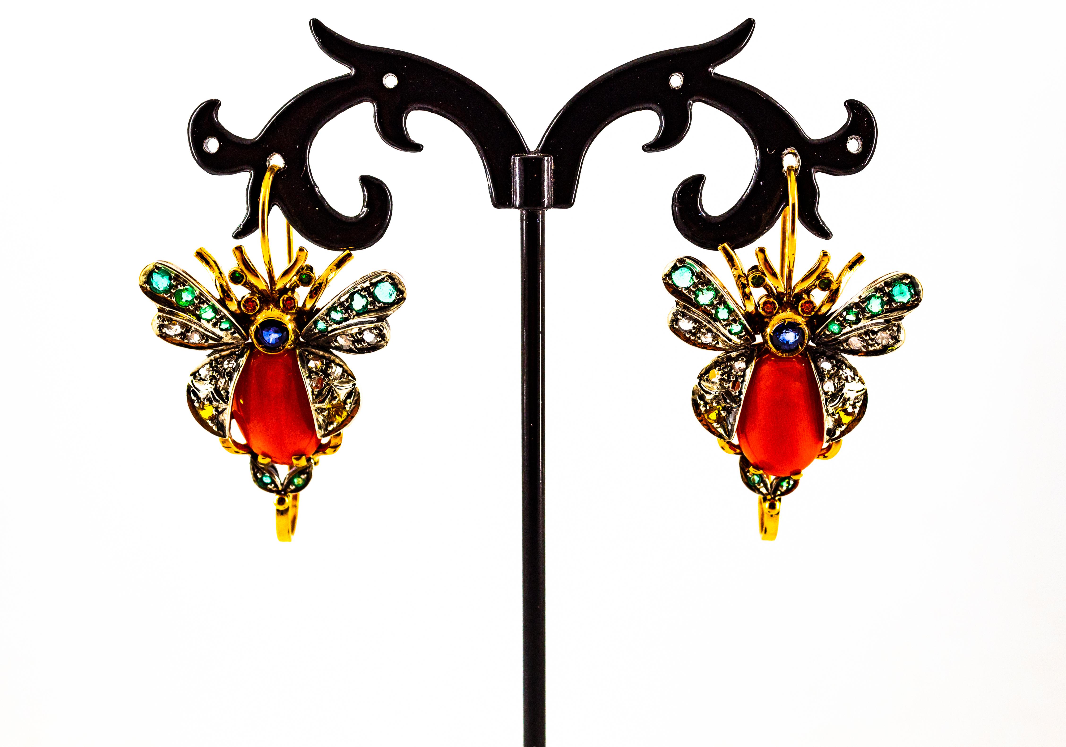 Orecchini a leva in oro giallo Art Nouveau con diamante bianco, smeraldo, zaffiro e corallo in vendita 2