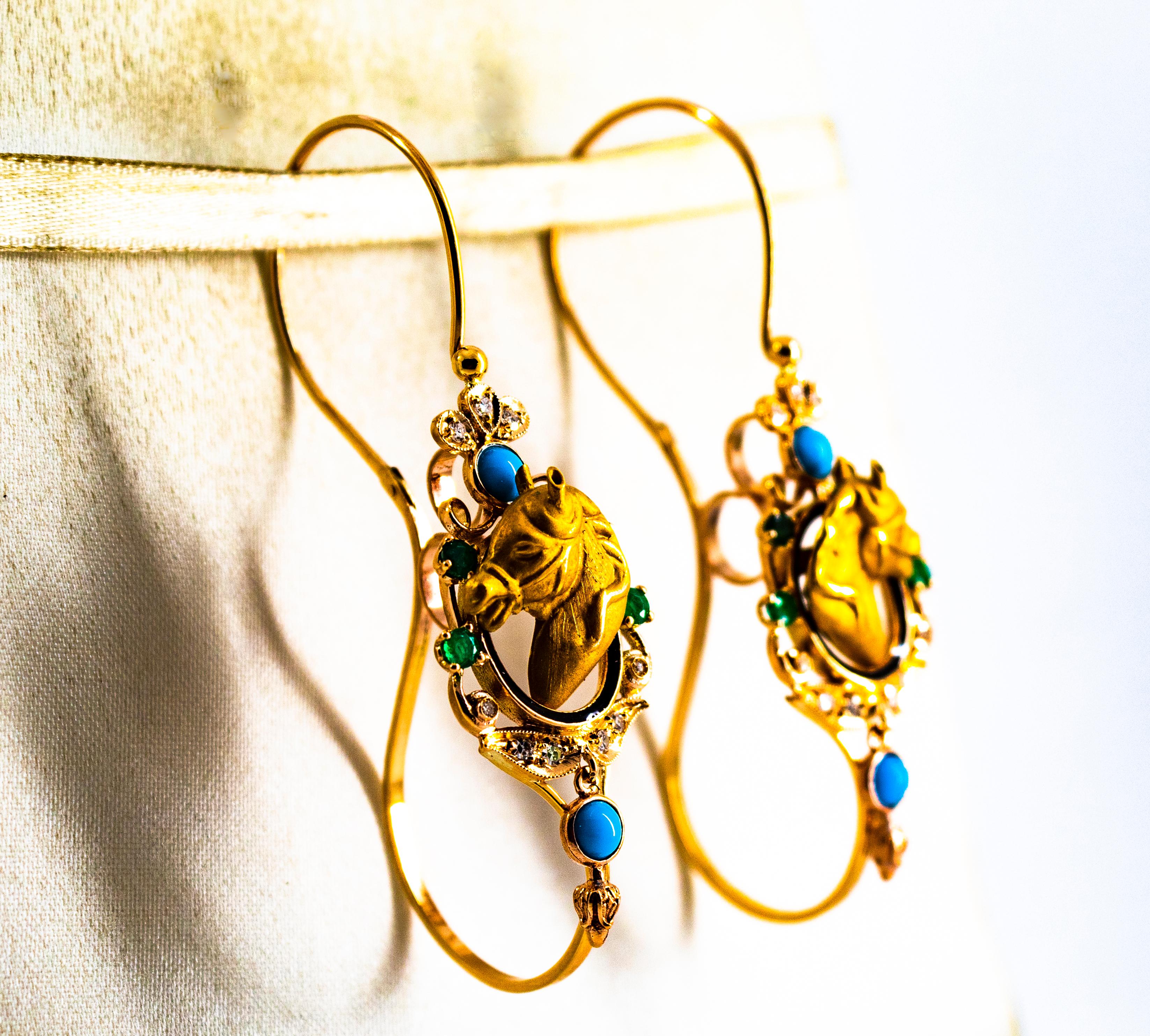 Art nouveau Boucles d'oreilles Art Nouveau « Horses » en or jaune avec diamants blancs, émeraudes et turquoises en vente