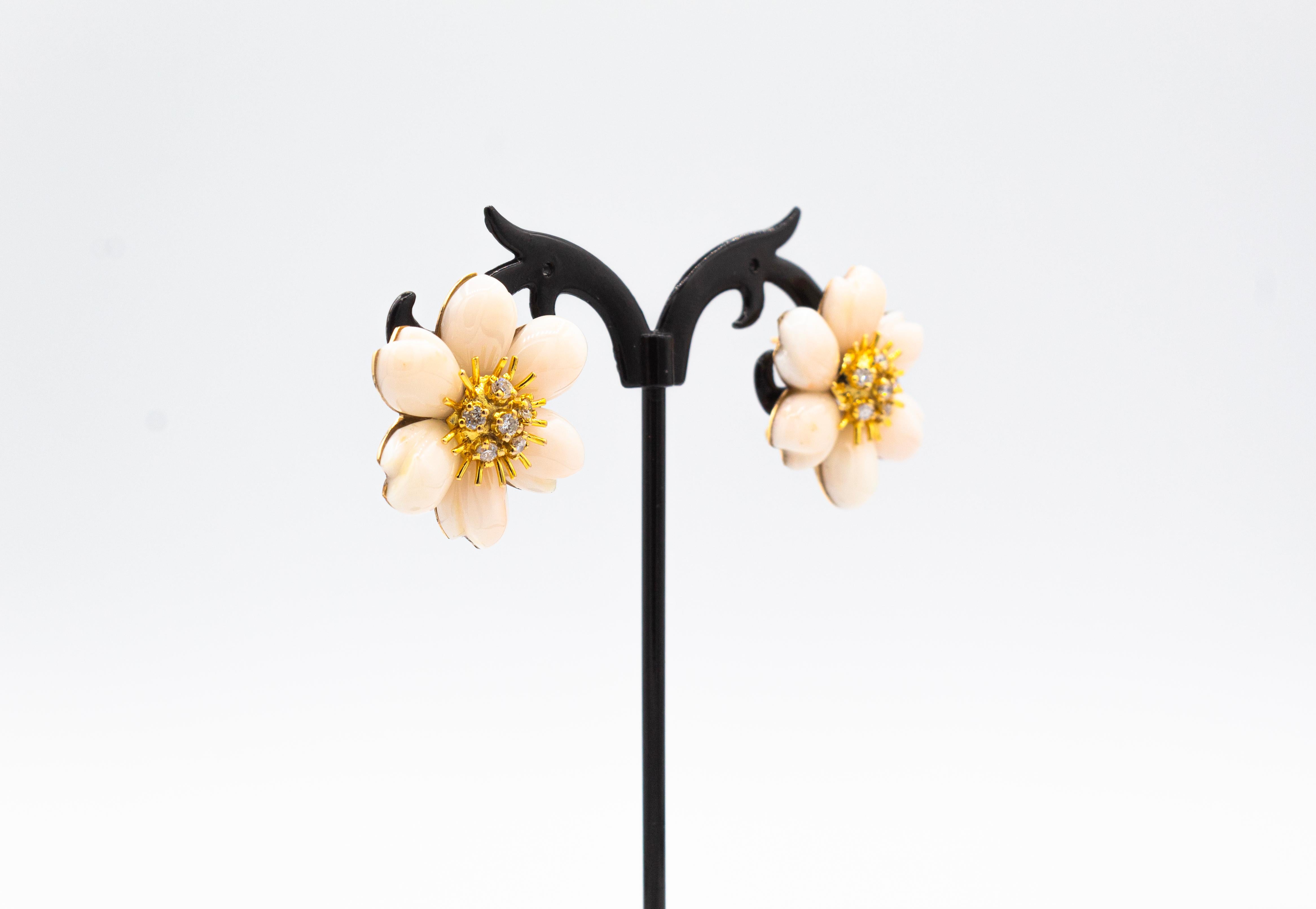 Art Nouveau White Diamond Light Pink Coral Yellow Gold Flowers Clip-On Earrings In New Condition For Sale In Naples, IT