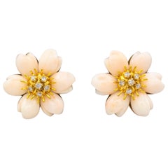 Orecchini a clip in oro giallo con diamanti bianchi e corallo rosa chiaro