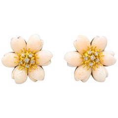 Orecchini a clip in oro giallo con diamanti bianchi e corallo rosa chiaro