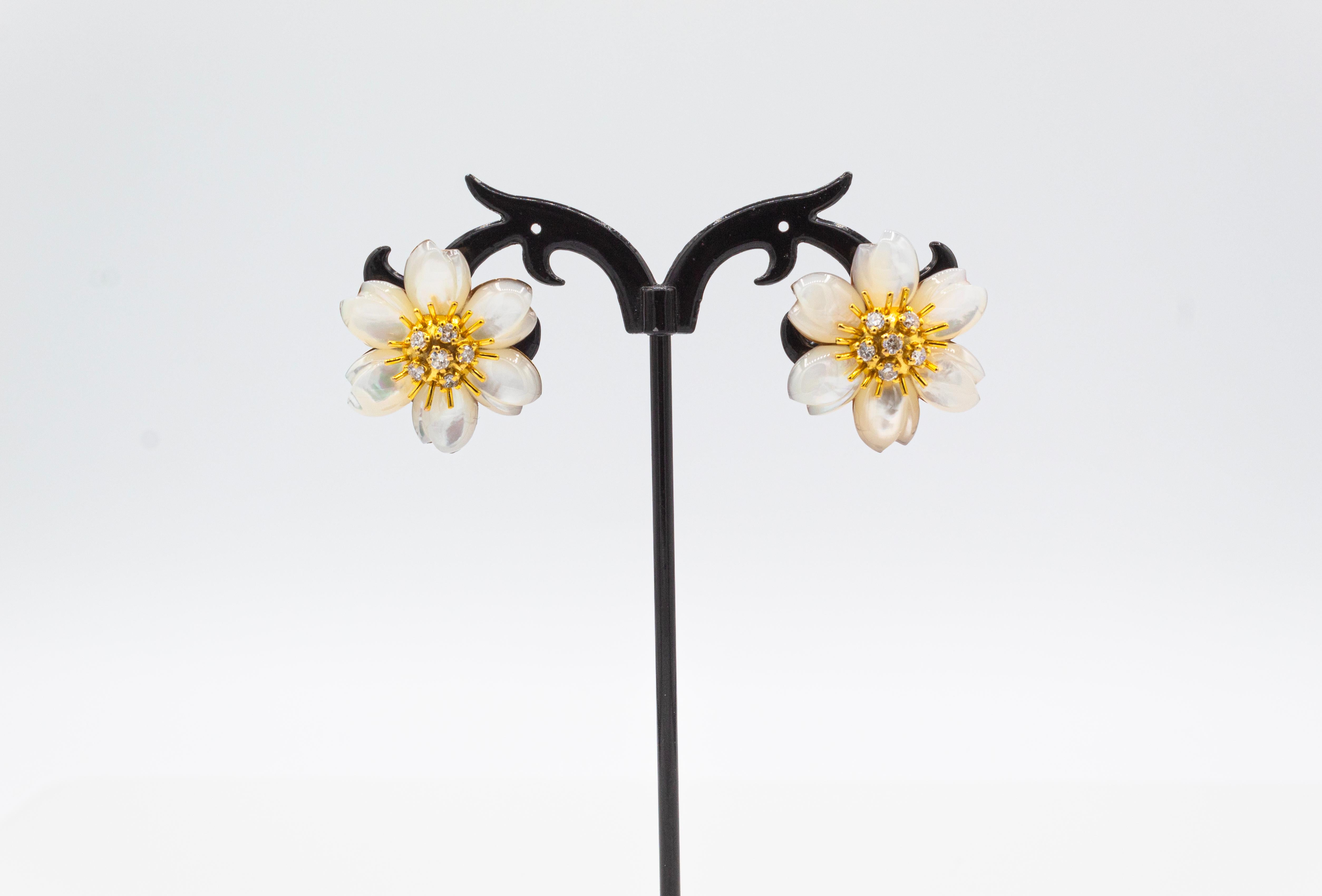 Art Nouveau White Diamond Mother Of Pearl Yellow Gold Flowers Clip-On Earrings In New Condition In Naples, IT