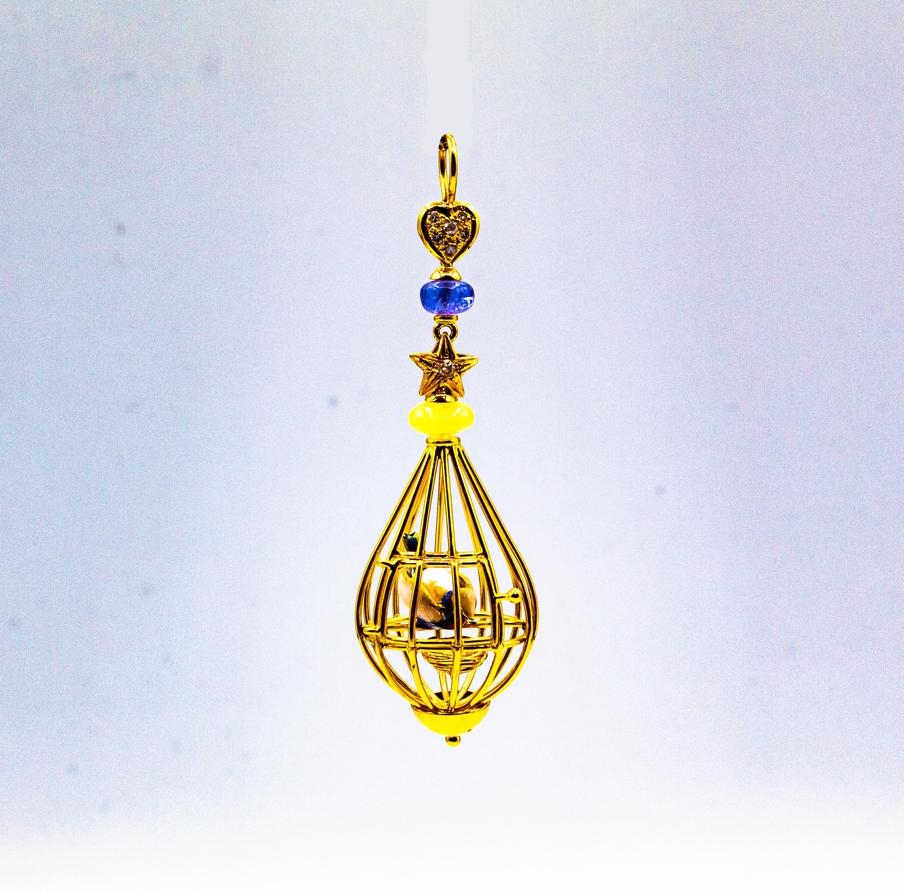 Ce pendentif est fabriqué en or jaune 9K.
Ce pendentif contient 0,10 carat de diamants blancs taille brillant.
Ce pendentif comporte une tanzanite et une opale.
Ce pendentif comporte des perles.
Ce pendentif est en émail.

Ce pendentif est également