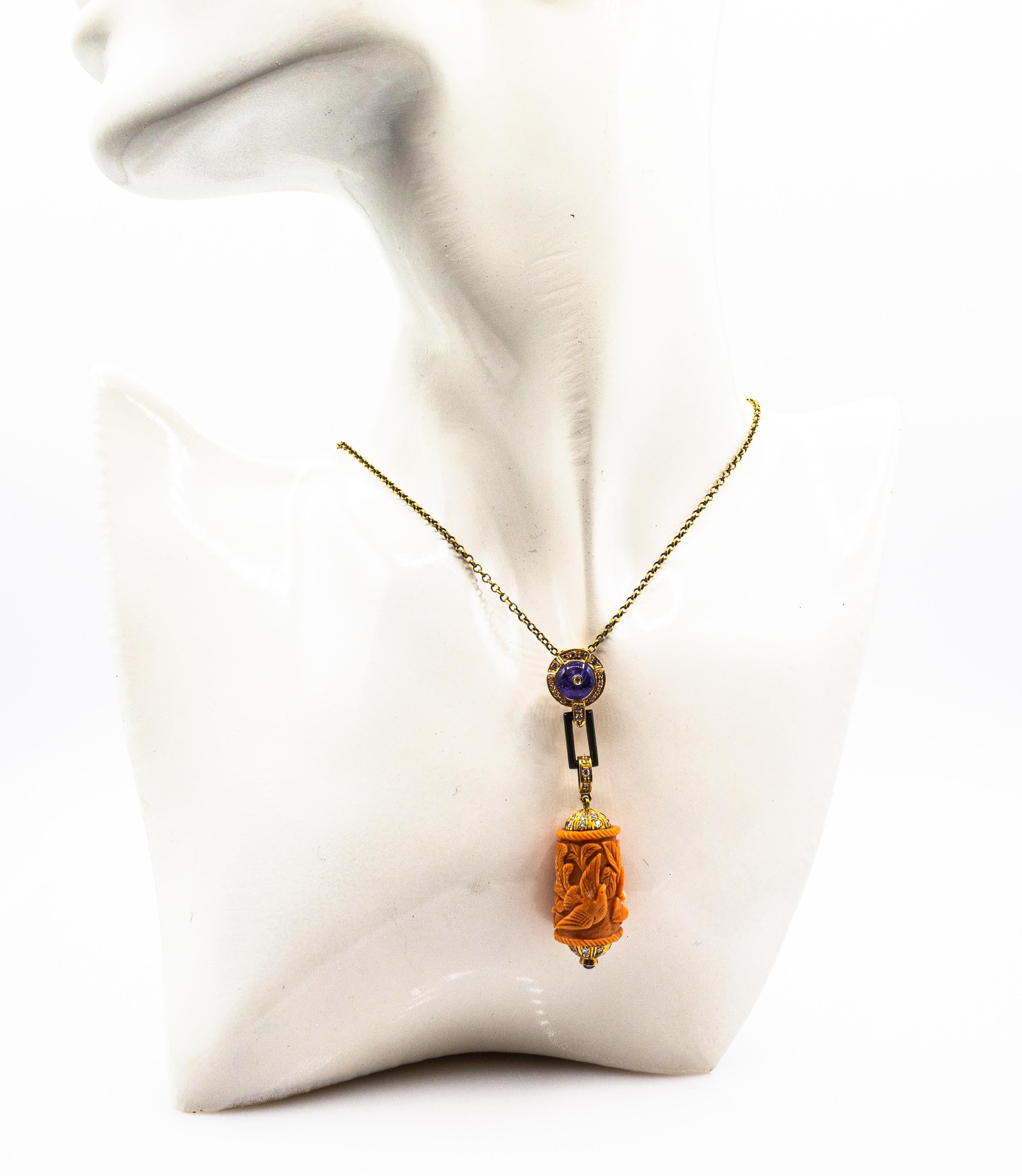 Jugendstil-Anhänger aus Gelbgold mit weißem, geschnitztem Korallen-Tansanit und Onyx in Pfirsich für Damen oder Herren im Angebot