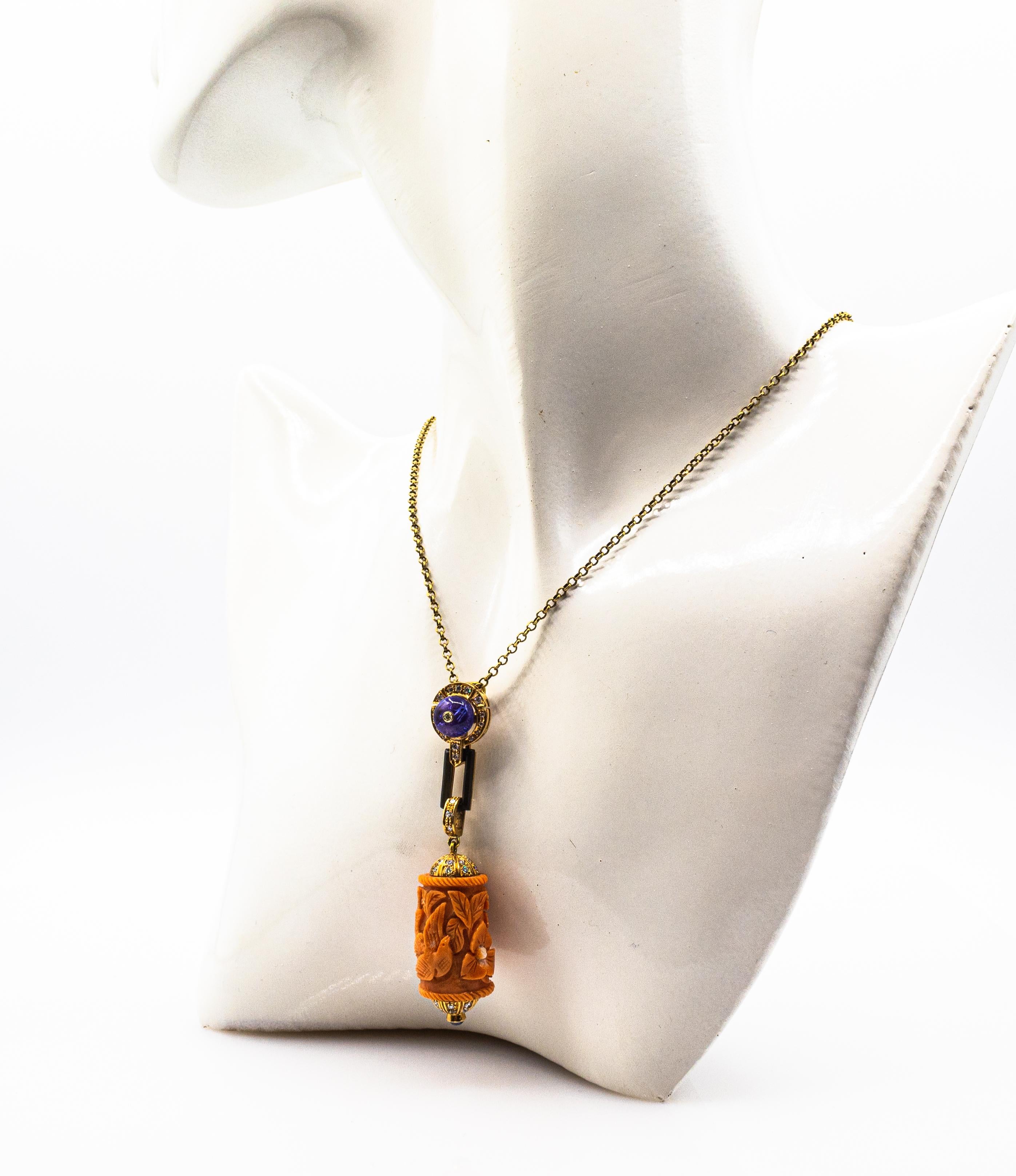 Jugendstil-Anhänger aus Gelbgold mit weißem, geschnitztem Korallen-Tansanit und Onyx in Pfirsich im Angebot 1
