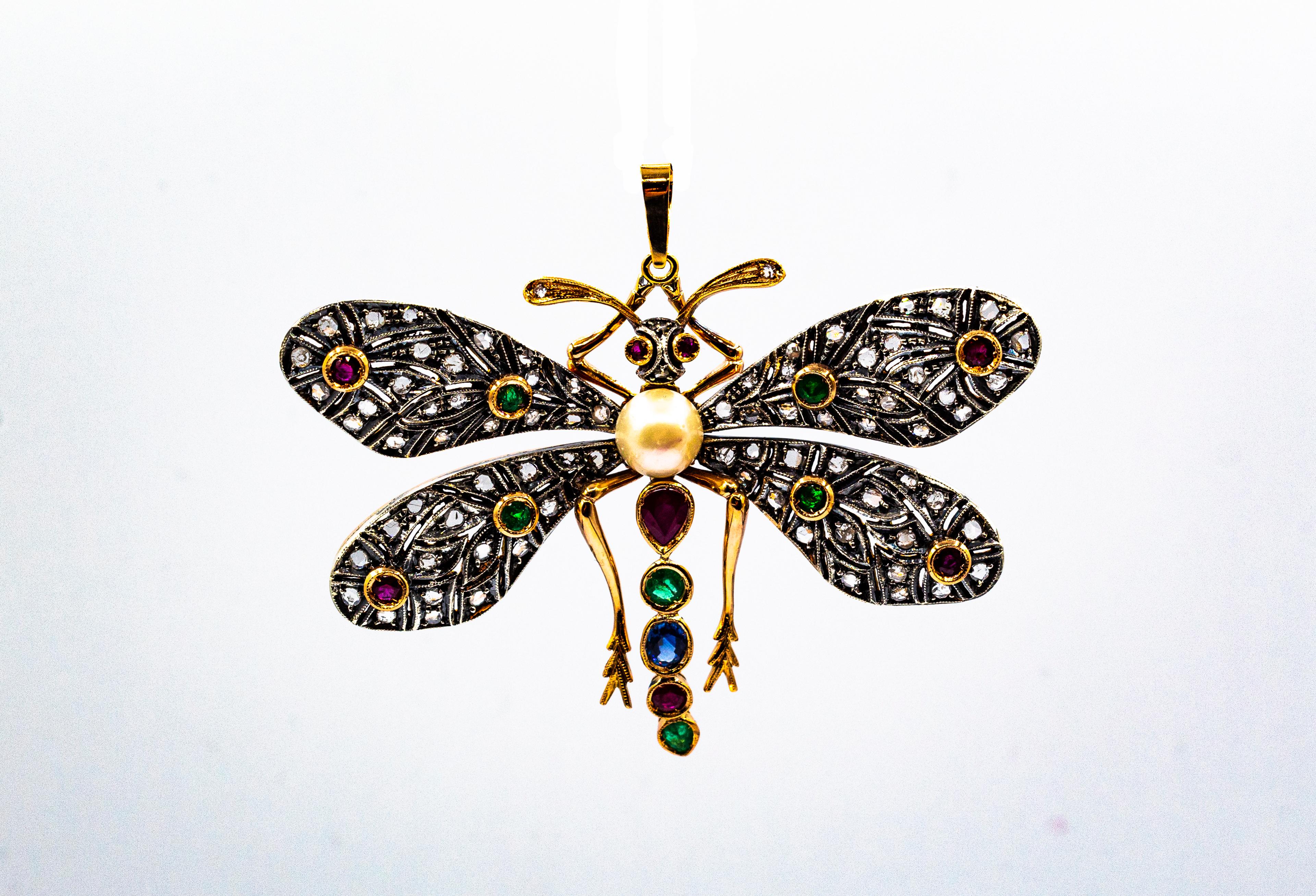 Ce pendentif est fabriqué en or jaune 9K et en argent sterling.
Ce pendentif contient 1,35 carats de diamants blancs taillés en rose.
Ce pendentif contient 1,30 carats de rubis.
Ce pendentif contient 1,00 carat d'émeraudes.
Ce pendentif contient