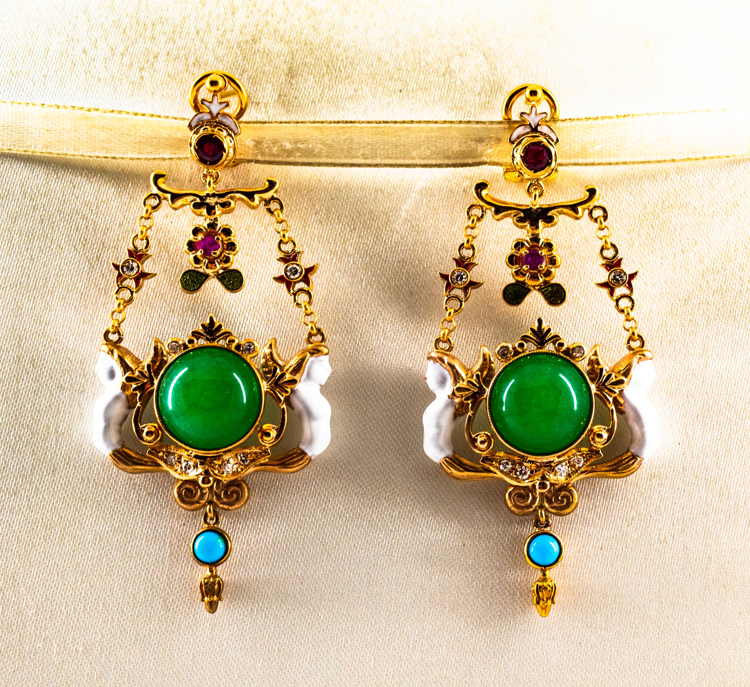 Questi orecchini sono realizzati in oro giallo 9K.
Questi orecchini hanno  0,30 carati di diamanti bianchi moderni a taglio rotondo.
Questi orecchini hanno 0.50 carati di rubini.
Questi orecchini hanno giada e turchese.
Questi orecchini hanno anche