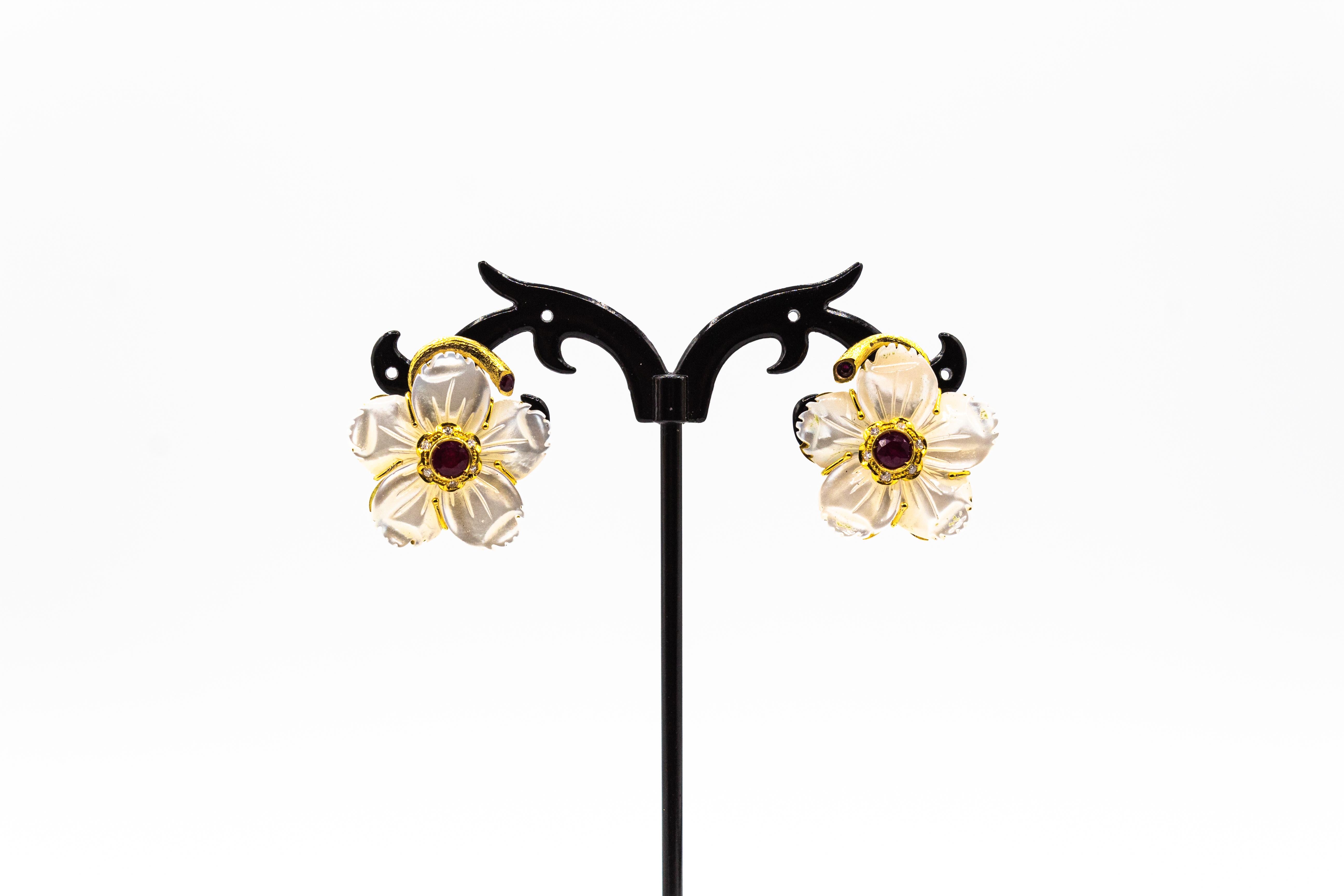 Jugendstil-Ohrringe mit weißen Diamanten, Rubin und Perlmutt in Gelbgold (Art nouveau) im Angebot