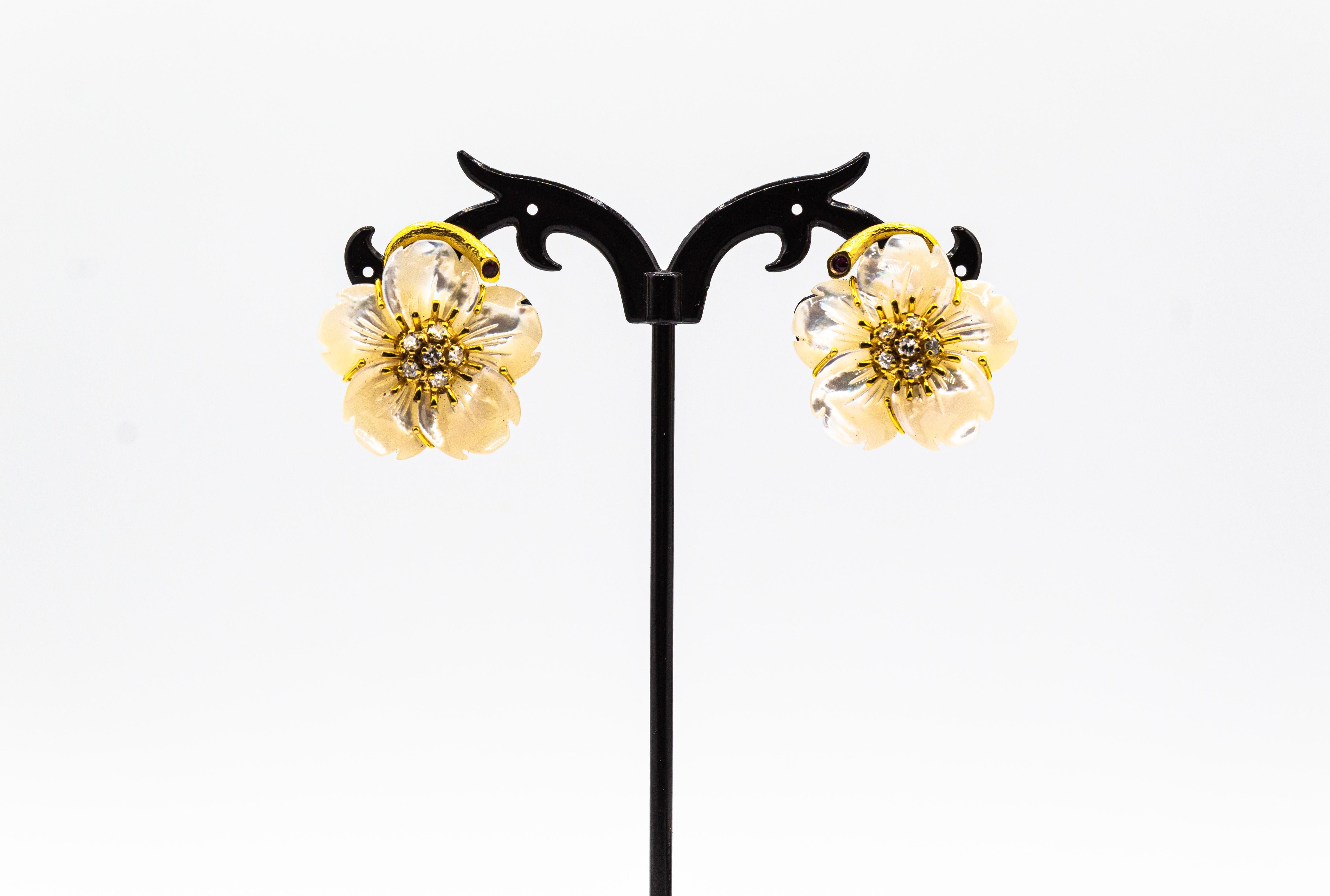 Art Nouveau Pendientes Flores Diamante Blanco Rubí Madreperla Oro Amarillo Corte brillante