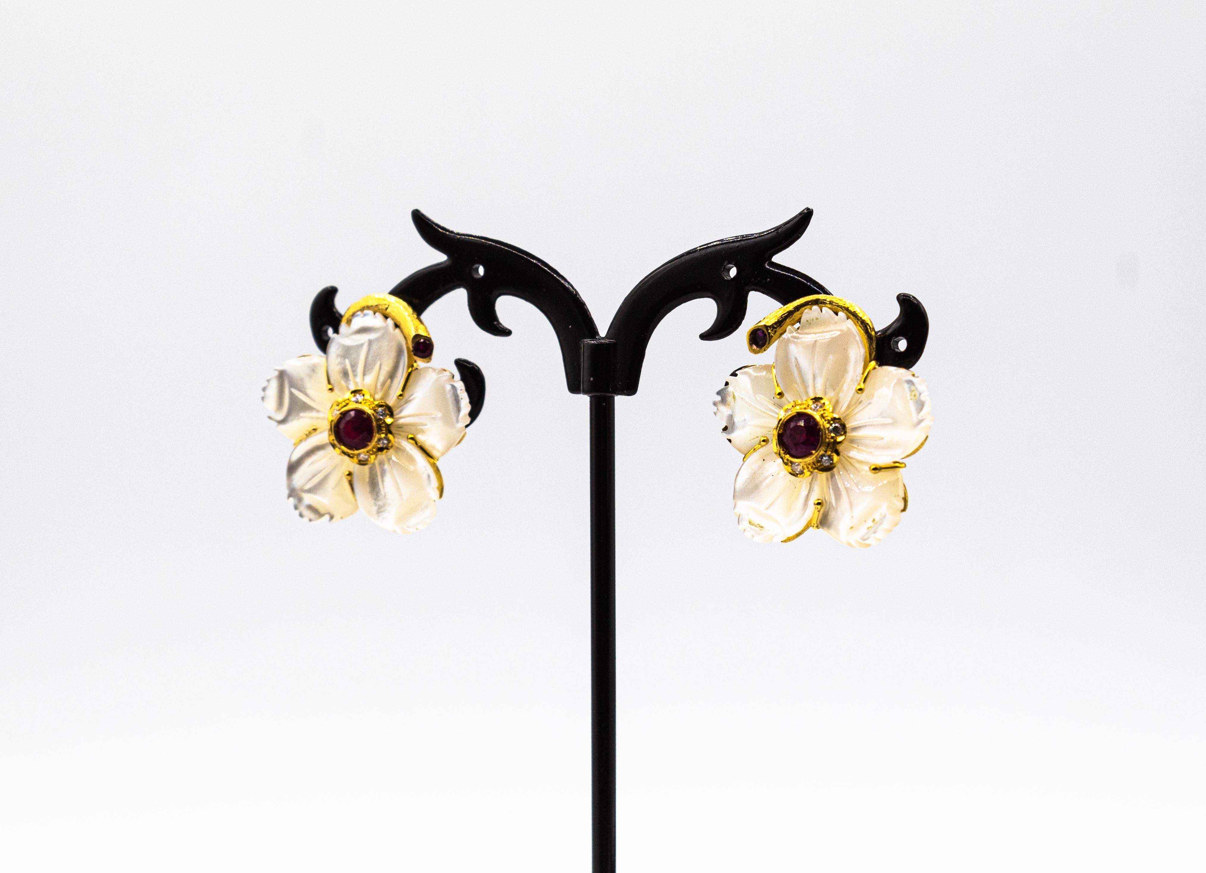 Jugendstil-Ohrringe mit weißen Diamanten, Rubin und Perlmutt in Gelbgold (Brillantschliff) im Angebot
