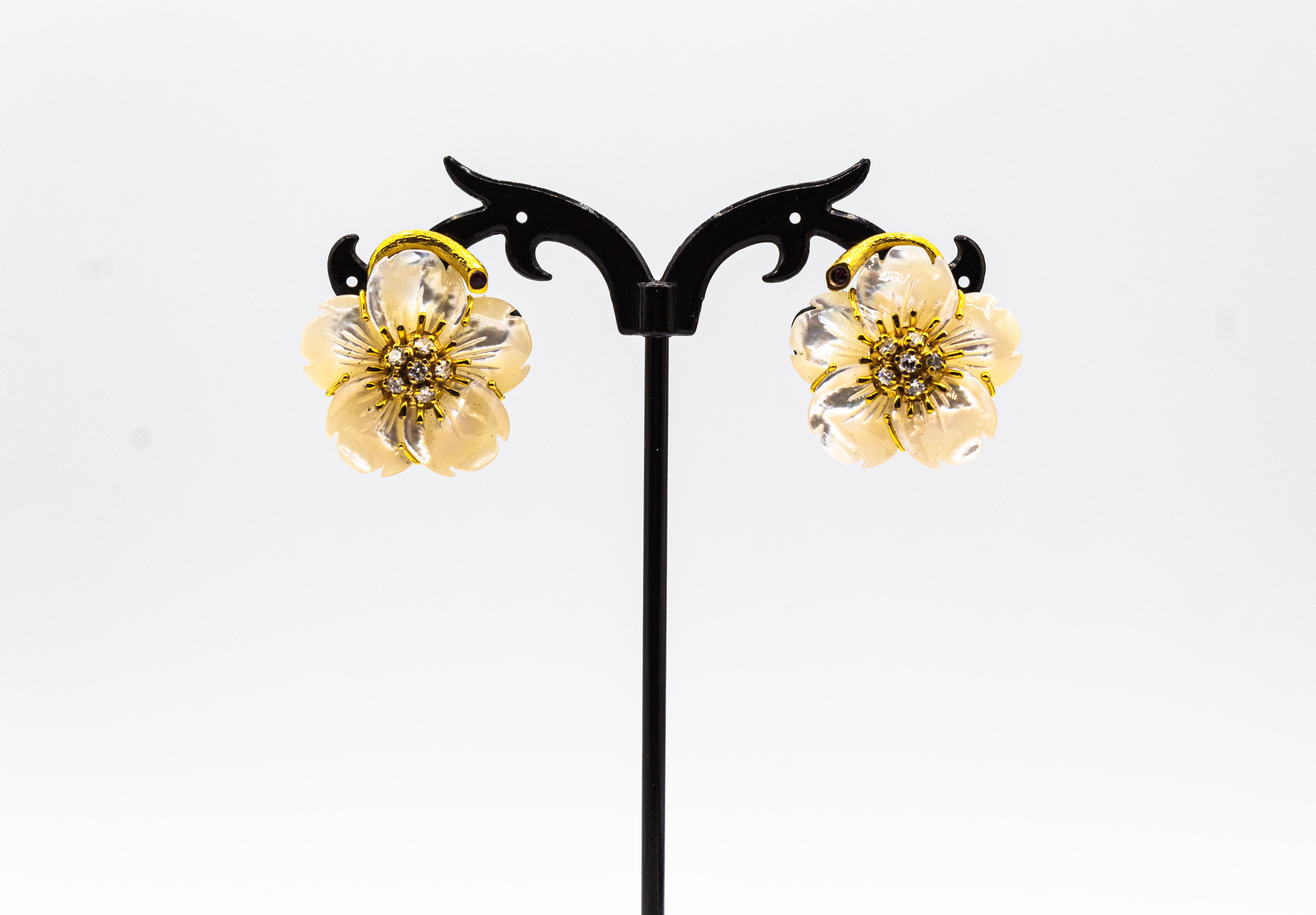 Art Nouveau Pendientes Flores Diamante Blanco Rubí Madreperla Oro Amarillo en Nuevo Estado en Naples, IT