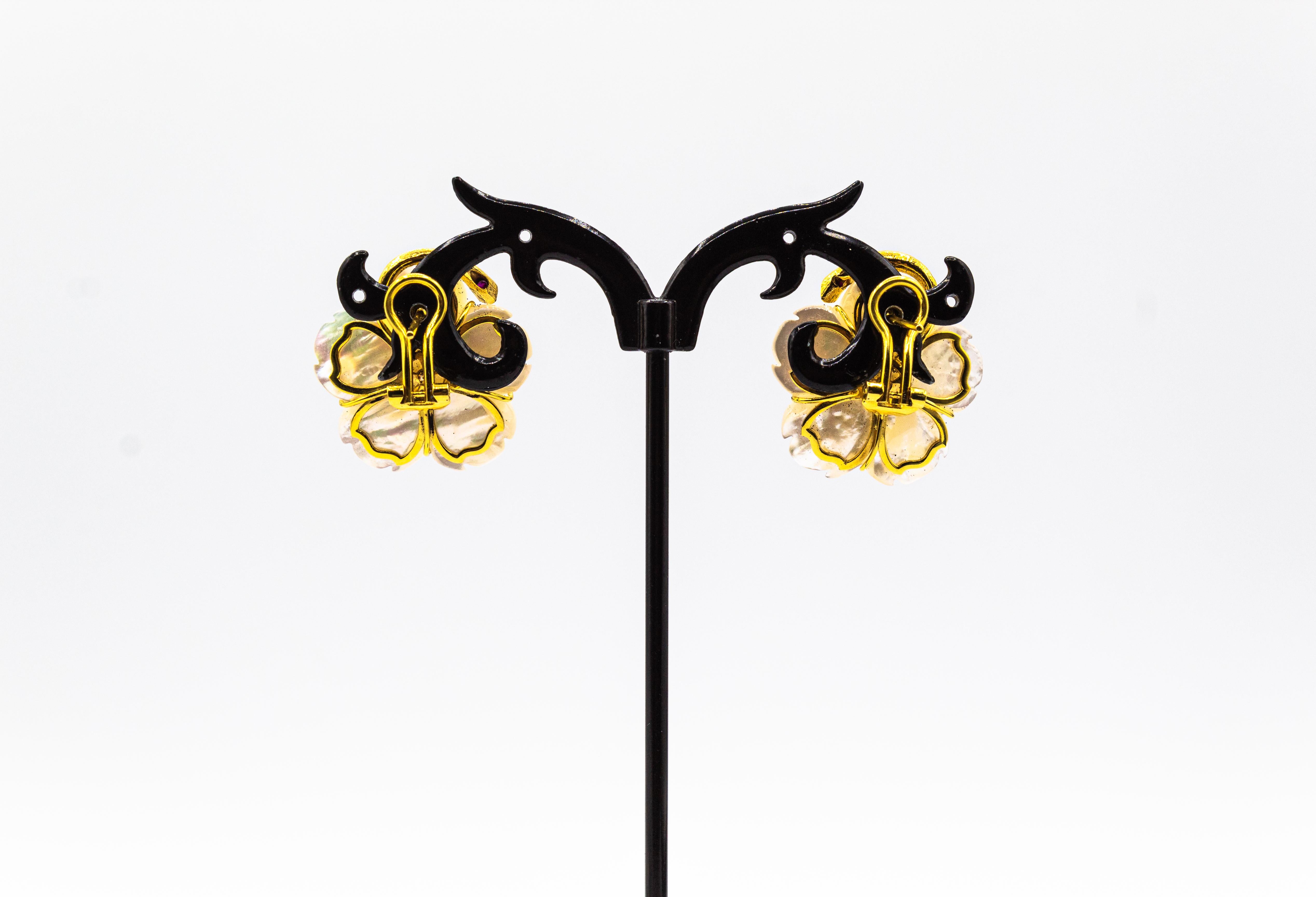 Jugendstil-Ohrringe mit weißen Diamanten, Rubin und Perlmutt in Gelbgold für Damen oder Herren im Angebot
