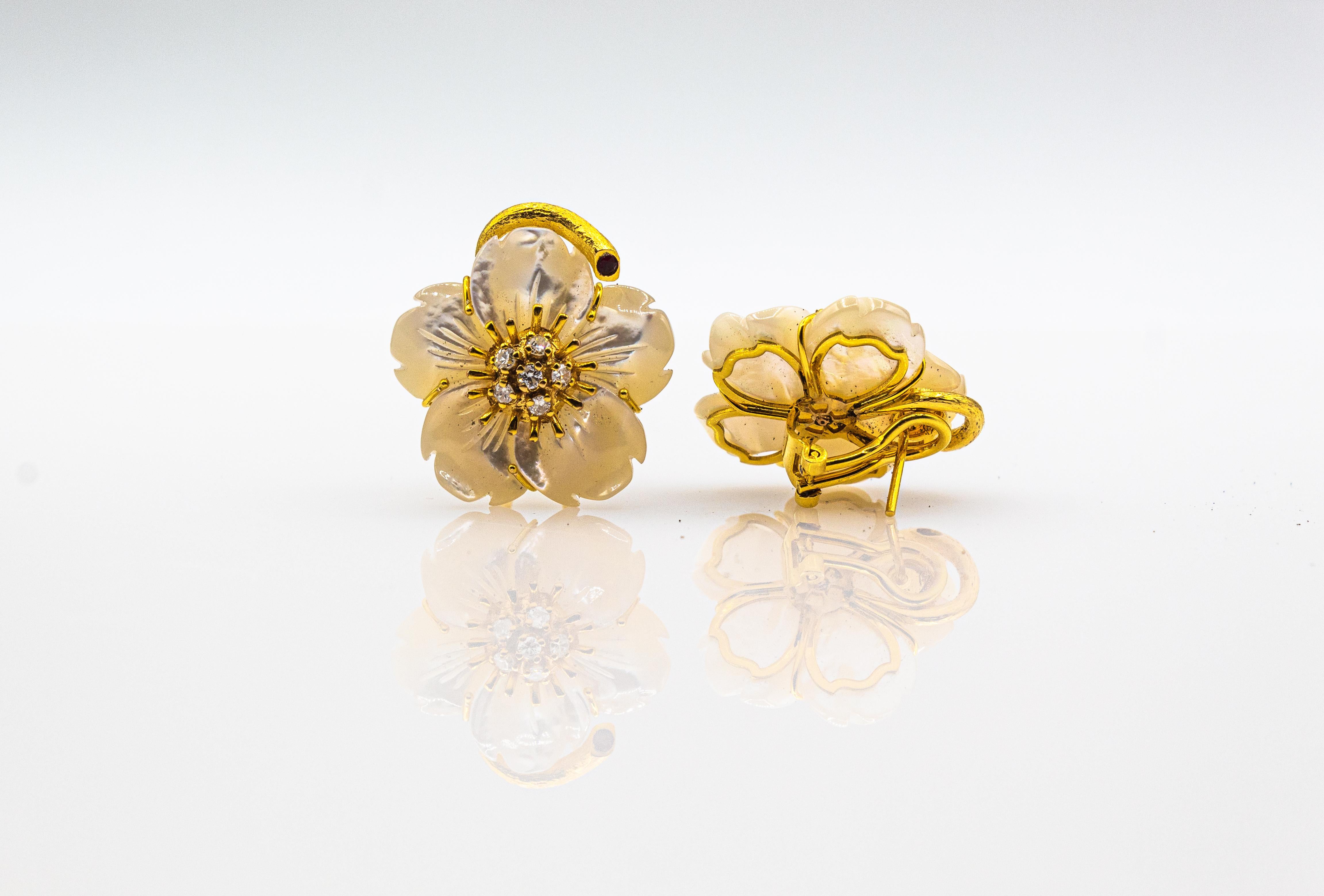 Jugendstil-Ohrringe mit weißen Diamanten, Rubin und Perlmutt in Gelbgold im Angebot 3