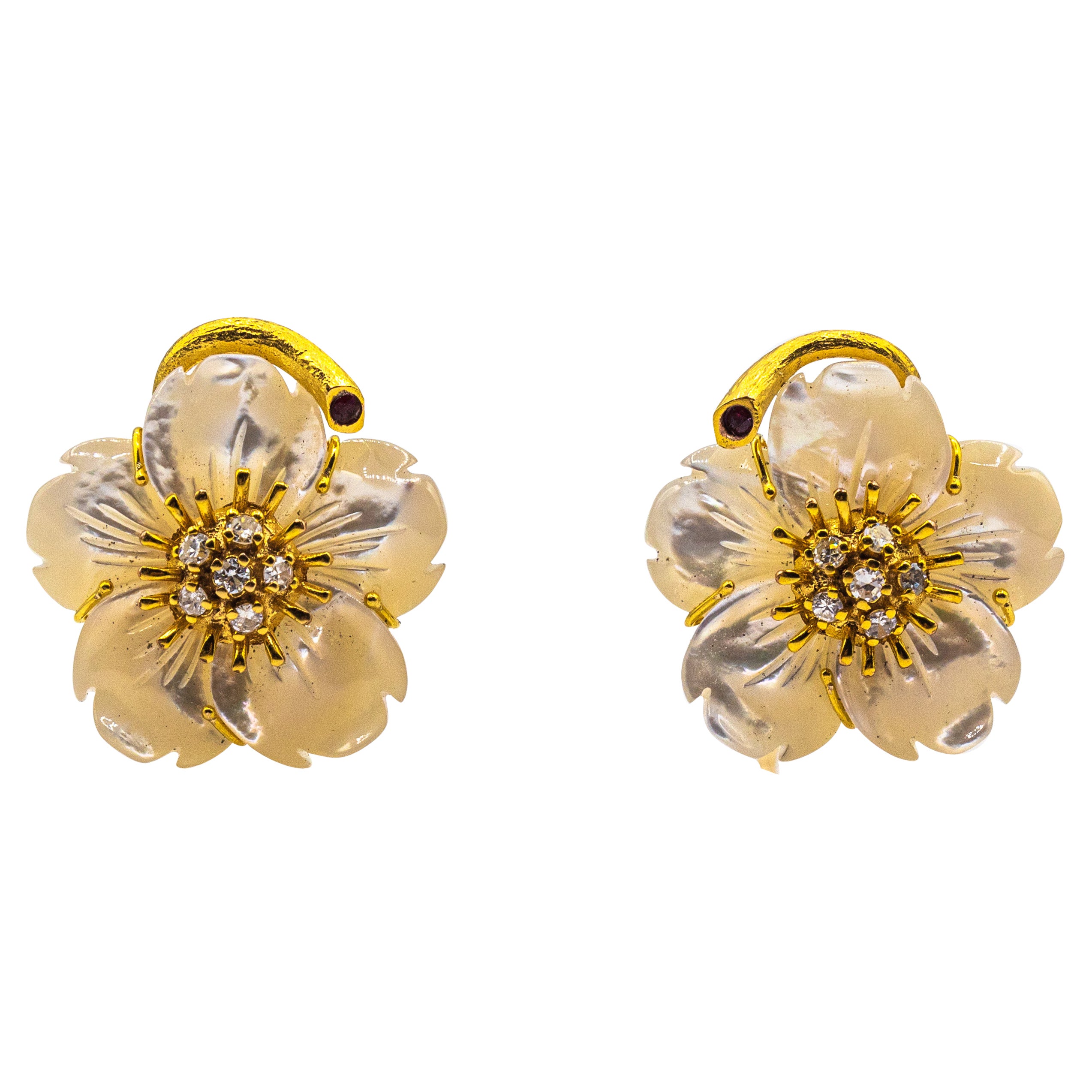 Boucles d'oreilles Art Nouveau fleurs en or jaune, diamants blancs, rubis et nacre