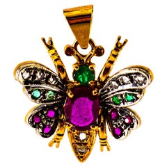 Pendentif papillon Art Nouveau en or jaune avec diamant blanc, saphir, rubis et émeraude